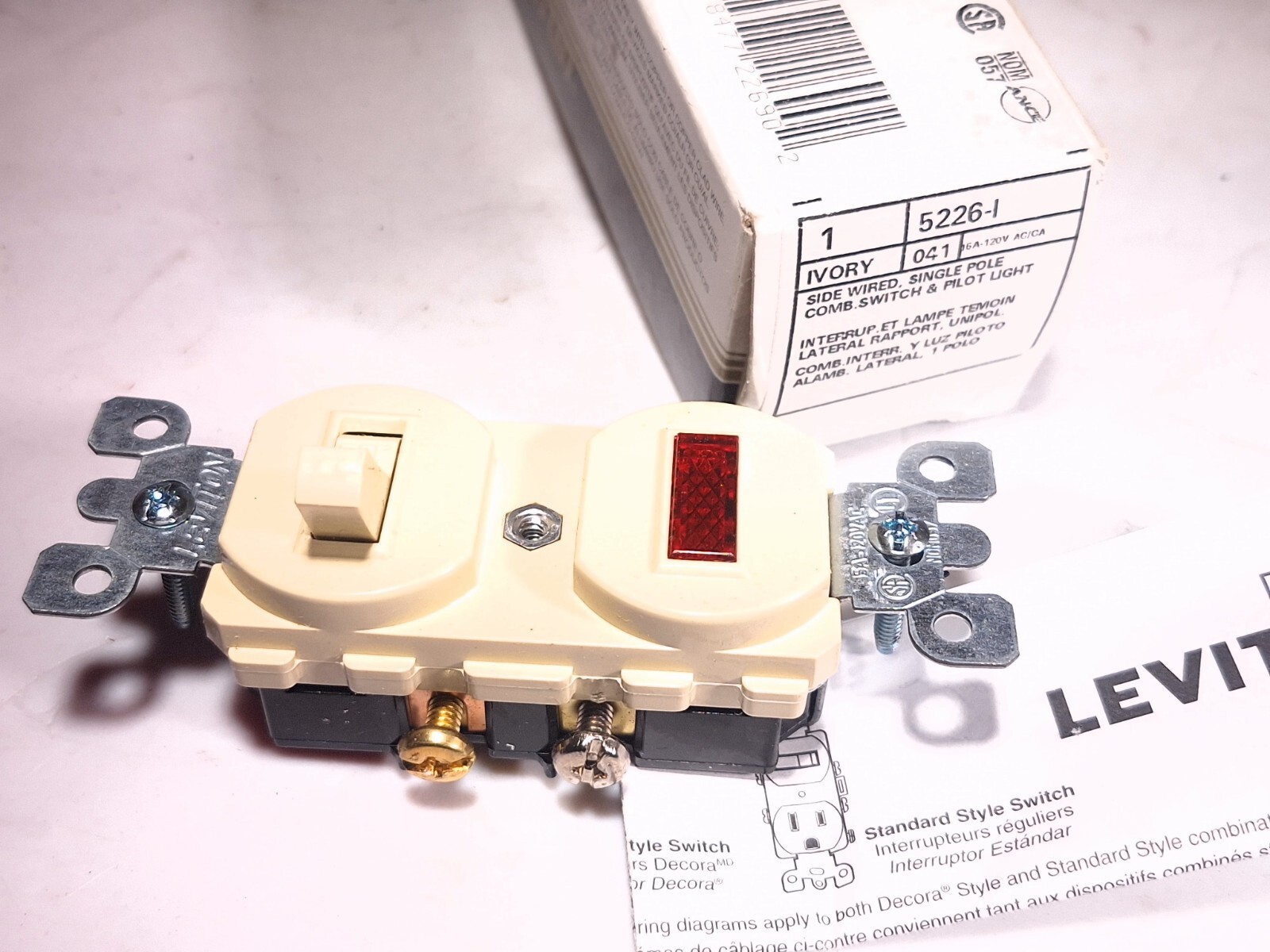 LEVITON 5226-I TOGGLE SWITCH AND PILOT LIGHT IVORY 15A 120/277V 5226I