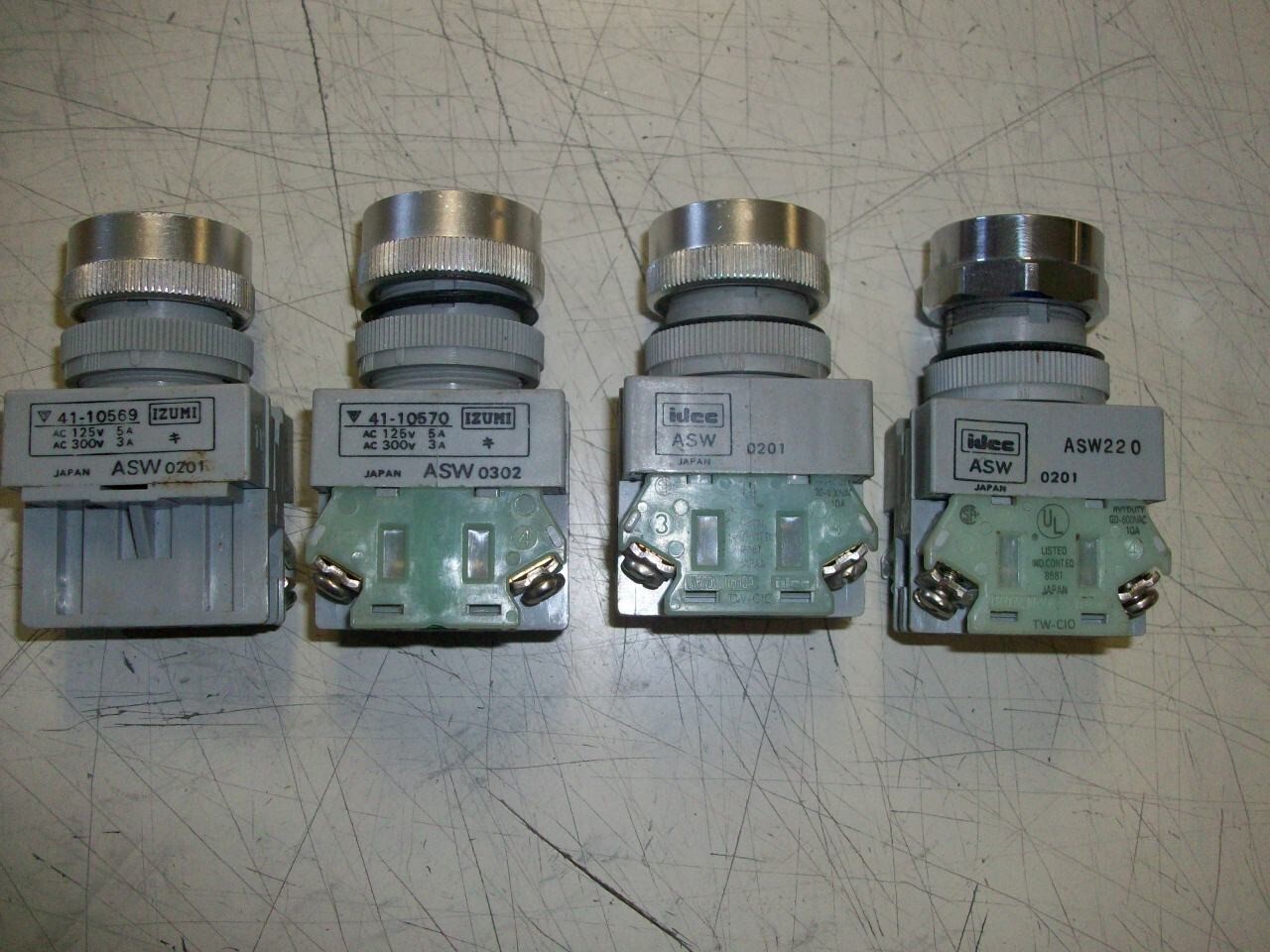 Idec Izumi 41-10569 Keyed 2 Position Selector Switch 41-010570 125V 5A 300V 3A