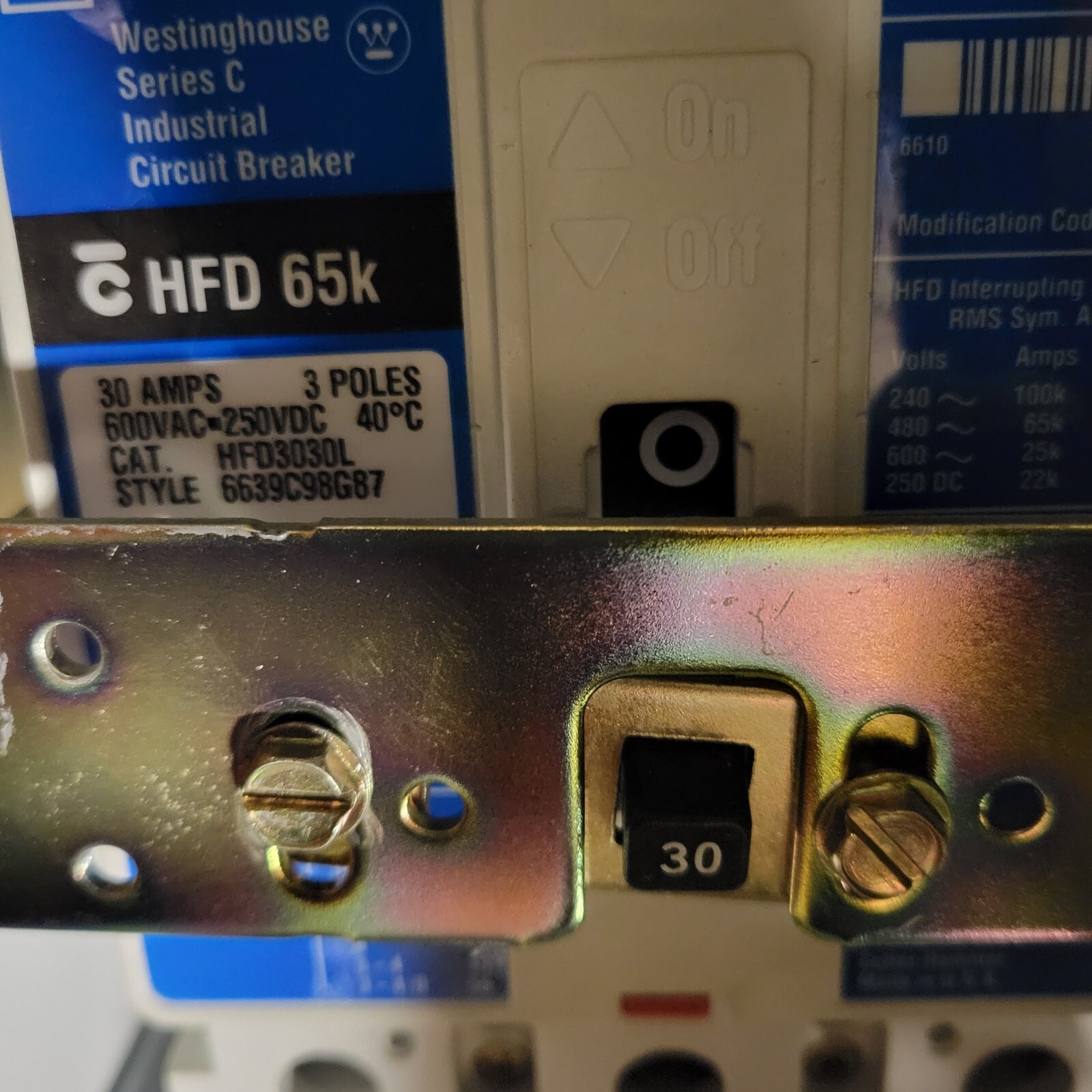 ALLEN BRADLEY 2193F-AAC-3232CM Q: 600 VOLT 3PH. DUAL HFD3030L BREAKERS MCC FEED