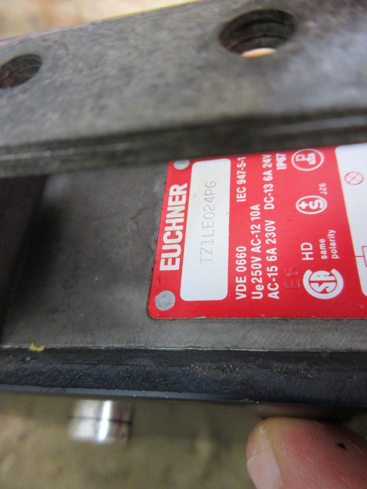 1996 HERMLE UWF 1202S CNC VERTICAL MILL EUCHNER TZ1LE024PG SWITCH