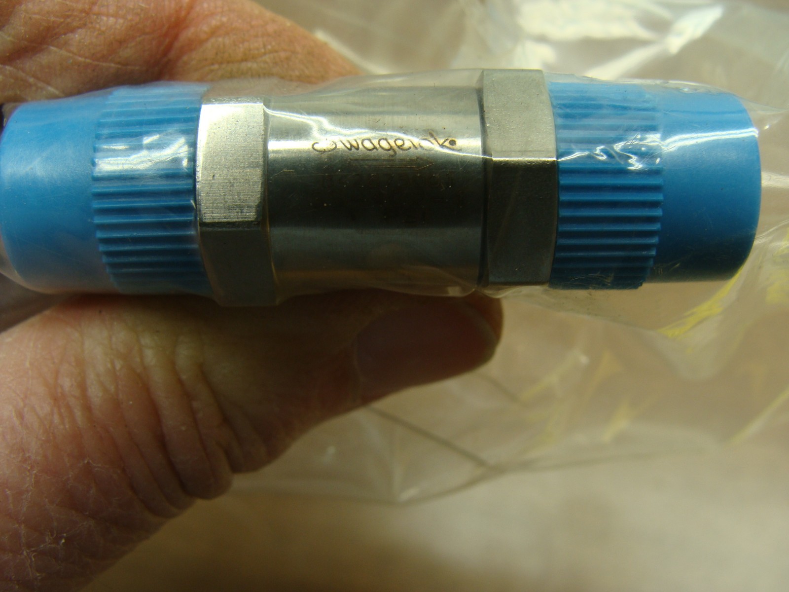 SWAGELOK SST POPPET CHECK VALVE SS-4C2-1 FIXED PRESSURE 1/4″ MNPT 1 PSIG