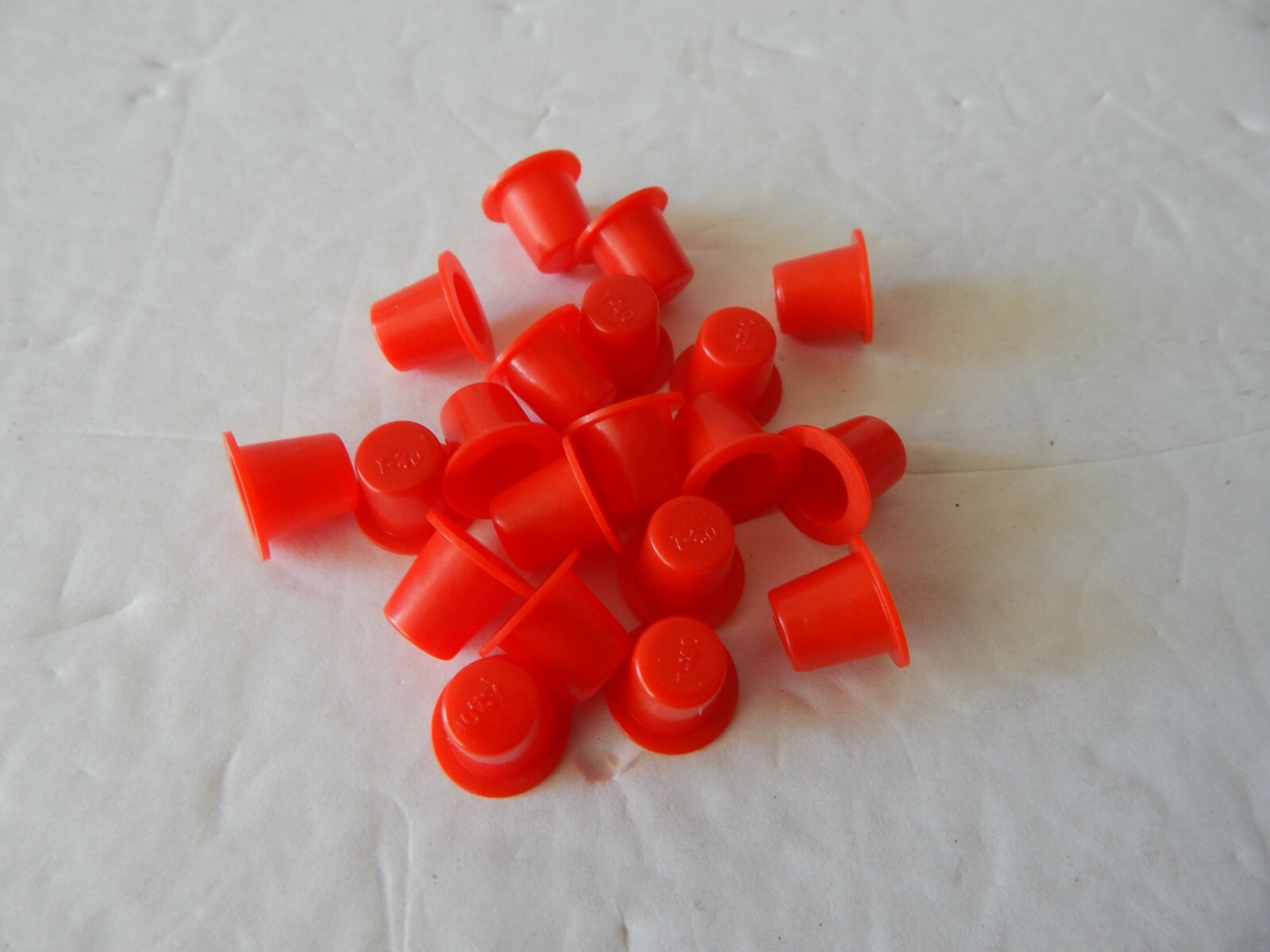 20x Universal Premium Quality Plastic Tapered Plugs Cap Red
