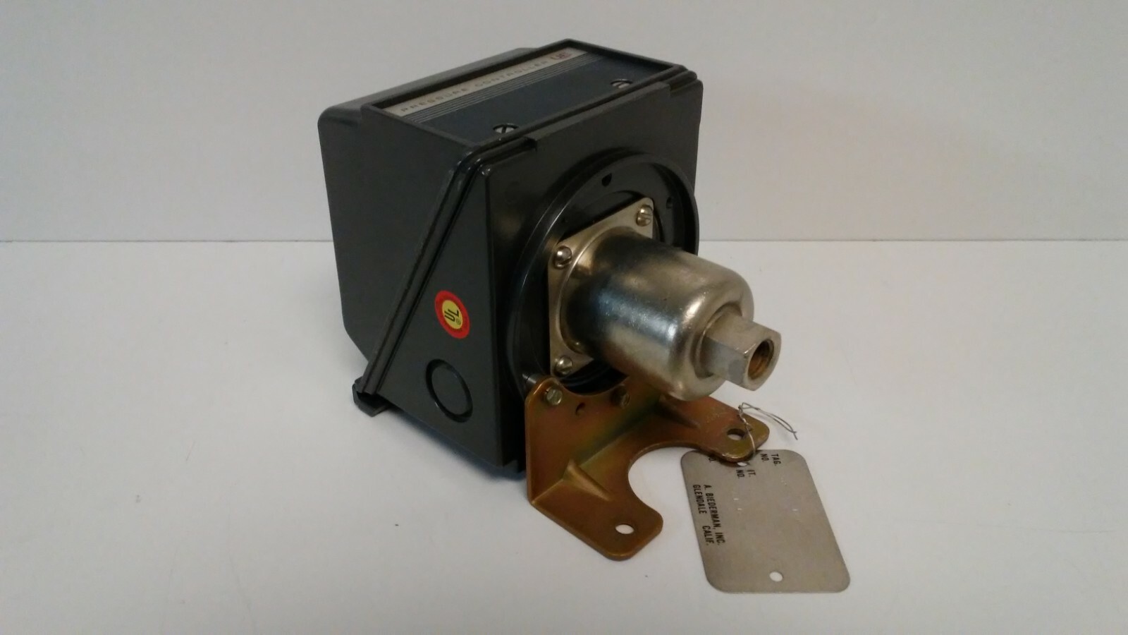 NEW OLD STOCK! UNITED ELECTRIC PRESSURE SWITCH 8221-9623-144 J302