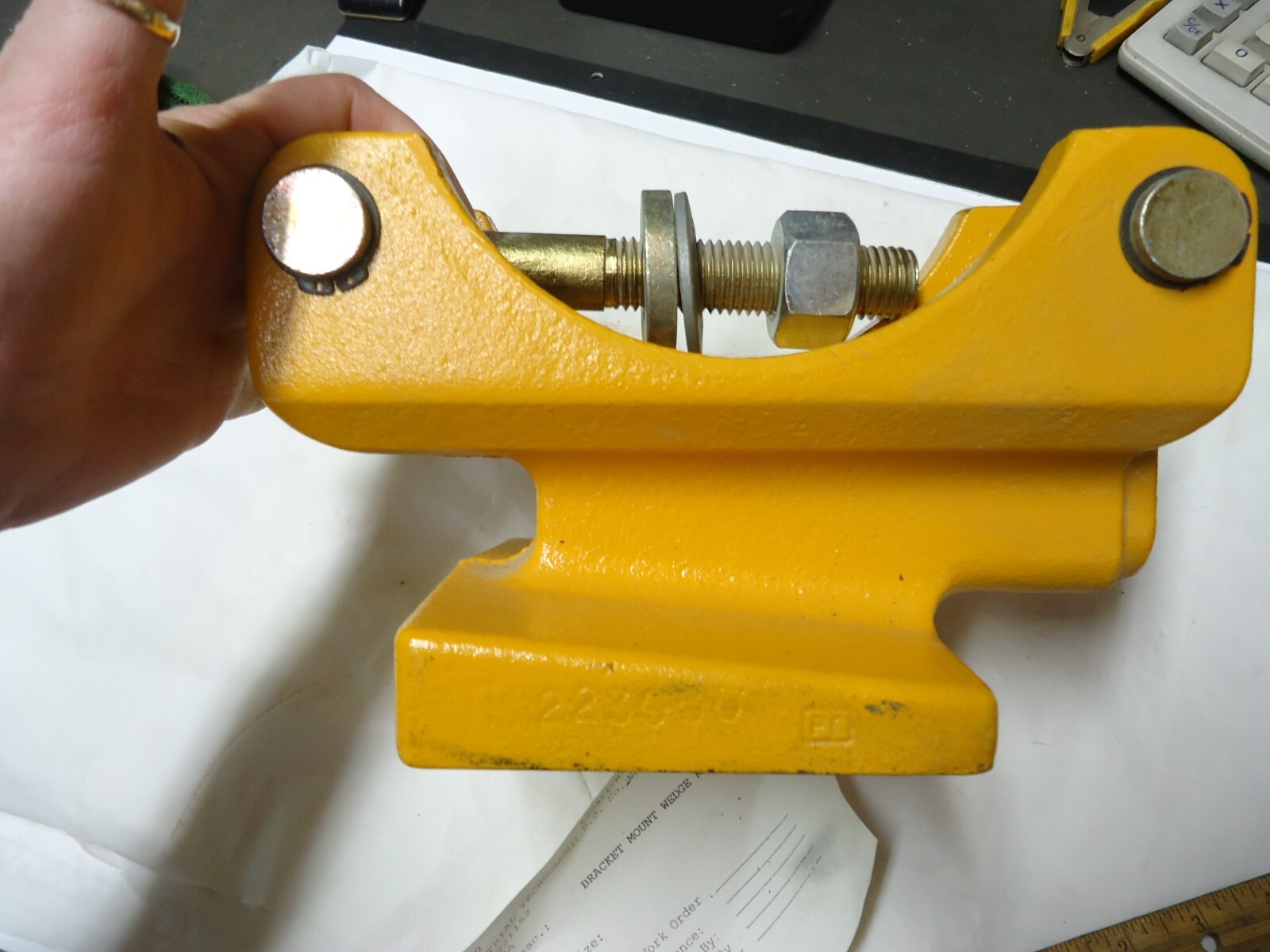 INDUSTRIAL TECHNOLOGIES 221152 BRACKET MOUNT WEDGE RHINO – PIN SIZE 15/16″
