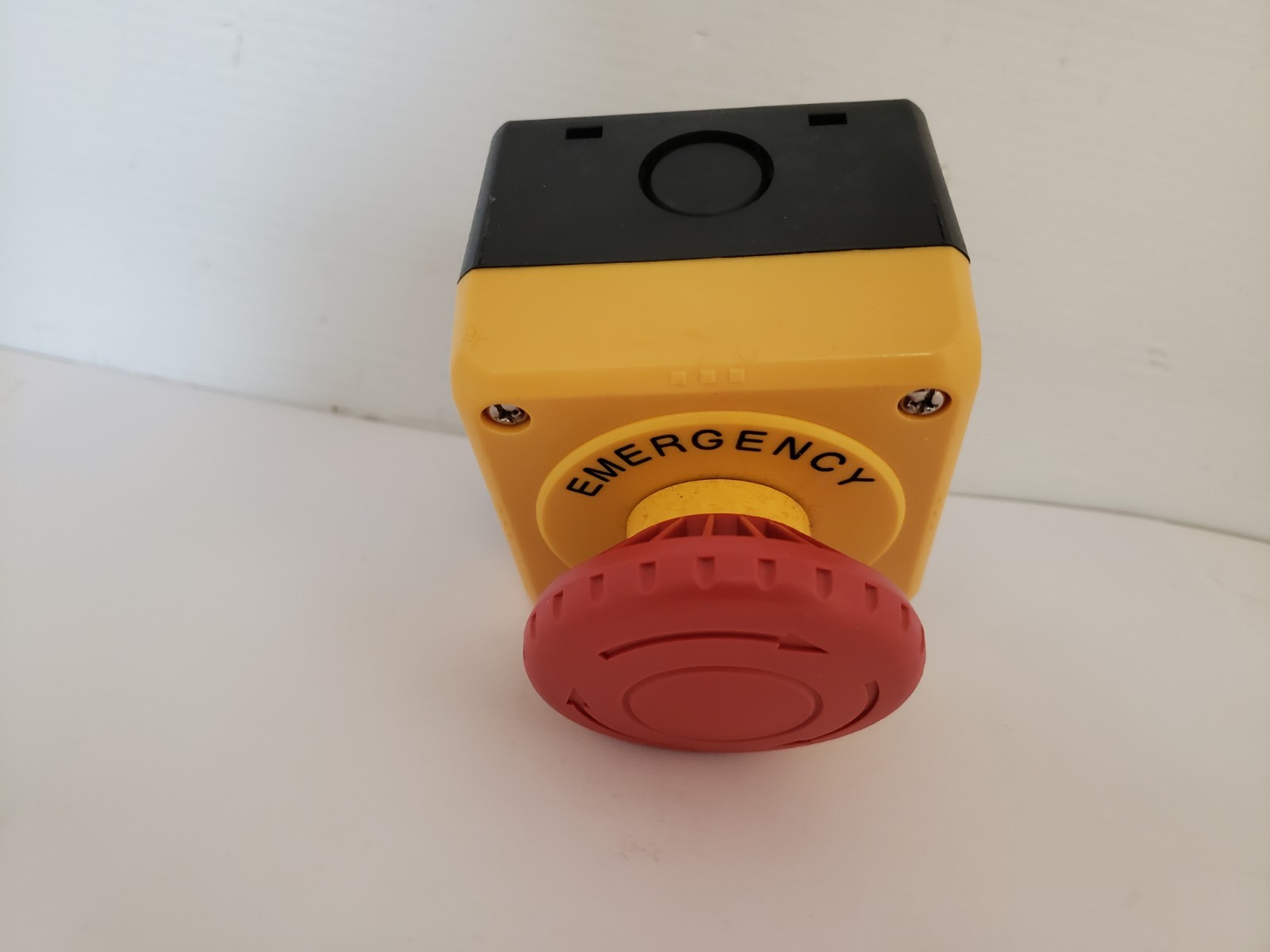 IDEC FB1W-XW1E-BV522MR ENCLOSURE BOX EMERGENCY STOP BUTTON NIB