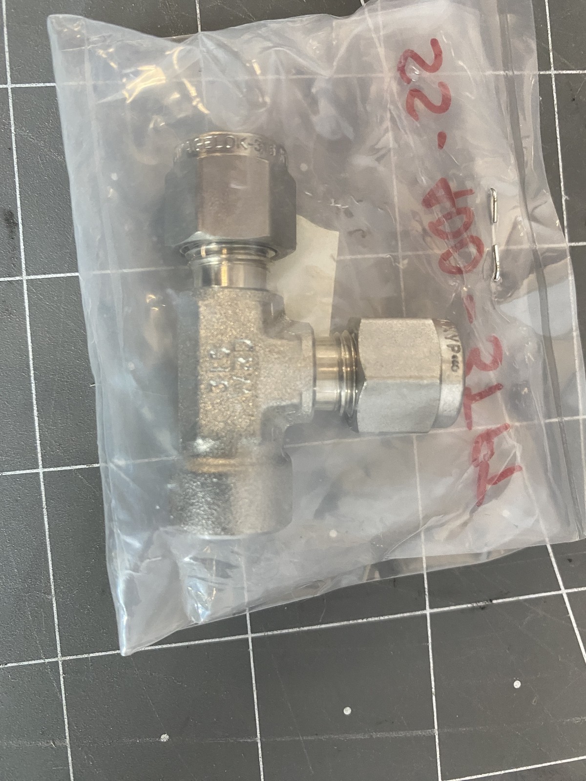 Swagelok Fit Run Tee 1/4SWG x 1/8F PN: SS-400-3TFT