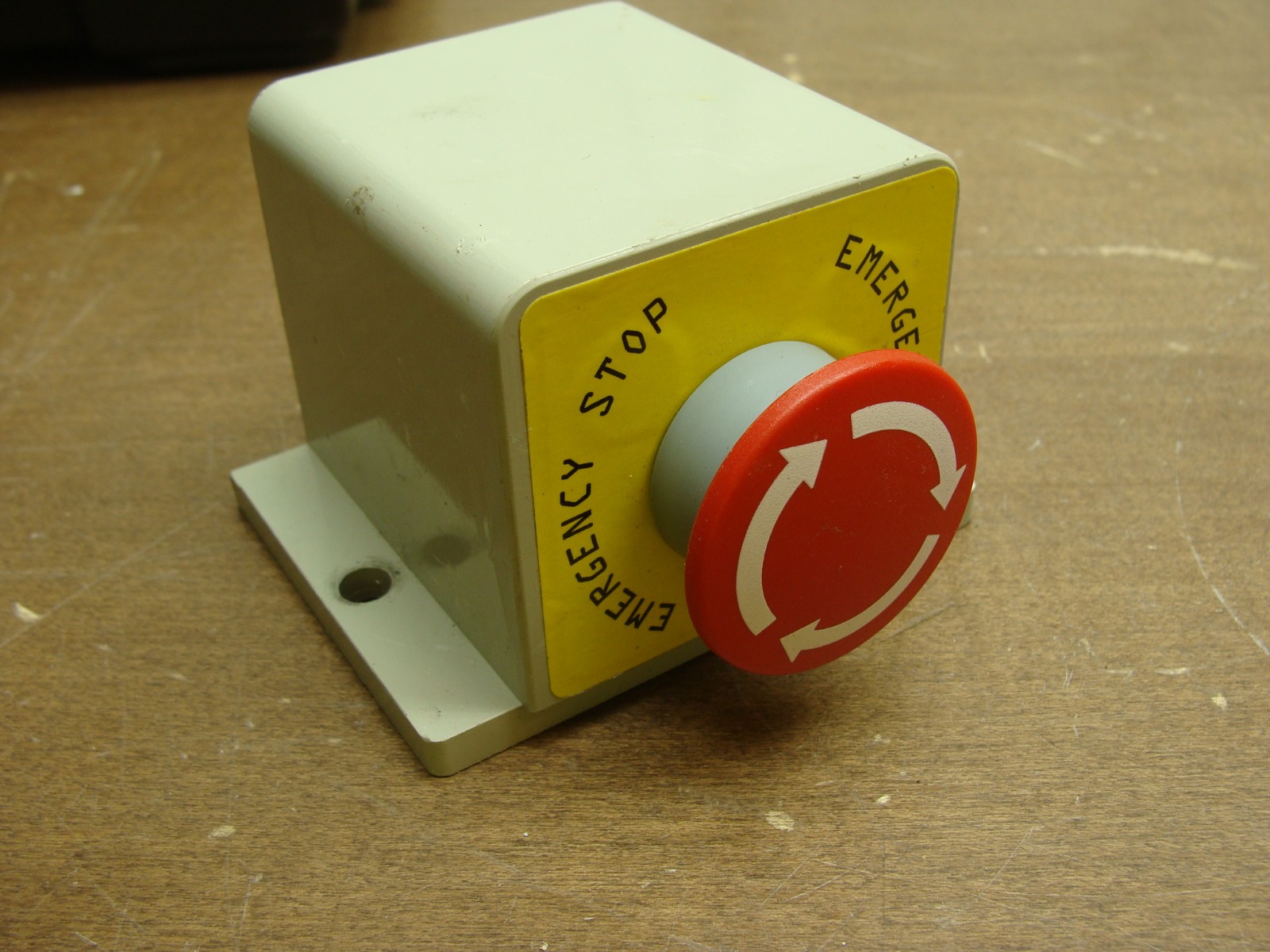 LOT OF 2 EMERGENCY STOP BUTTONS W/ ENCLOSURE 206PB-A (206/207) 206PB-B (226/227)