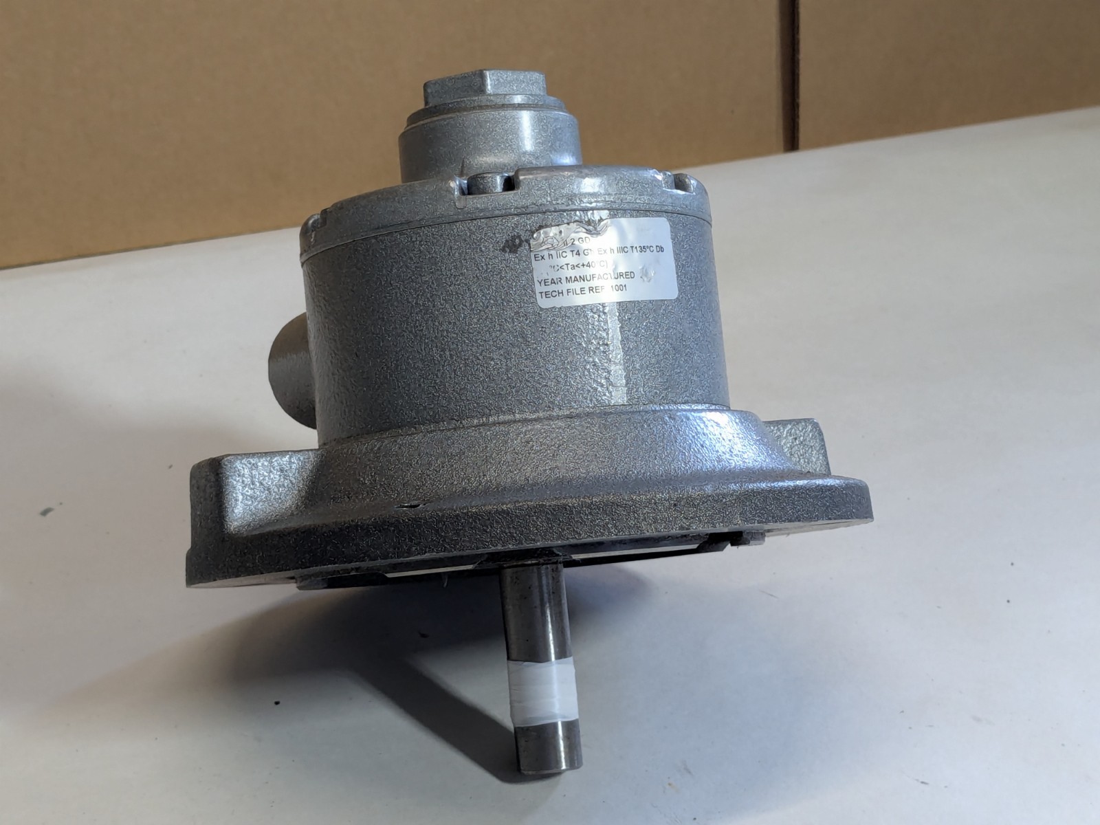 Gast Flanged Air Motor w/ Muffler 1.5 HP 5/8″ Reversible Shaft 3000 RPM Max
