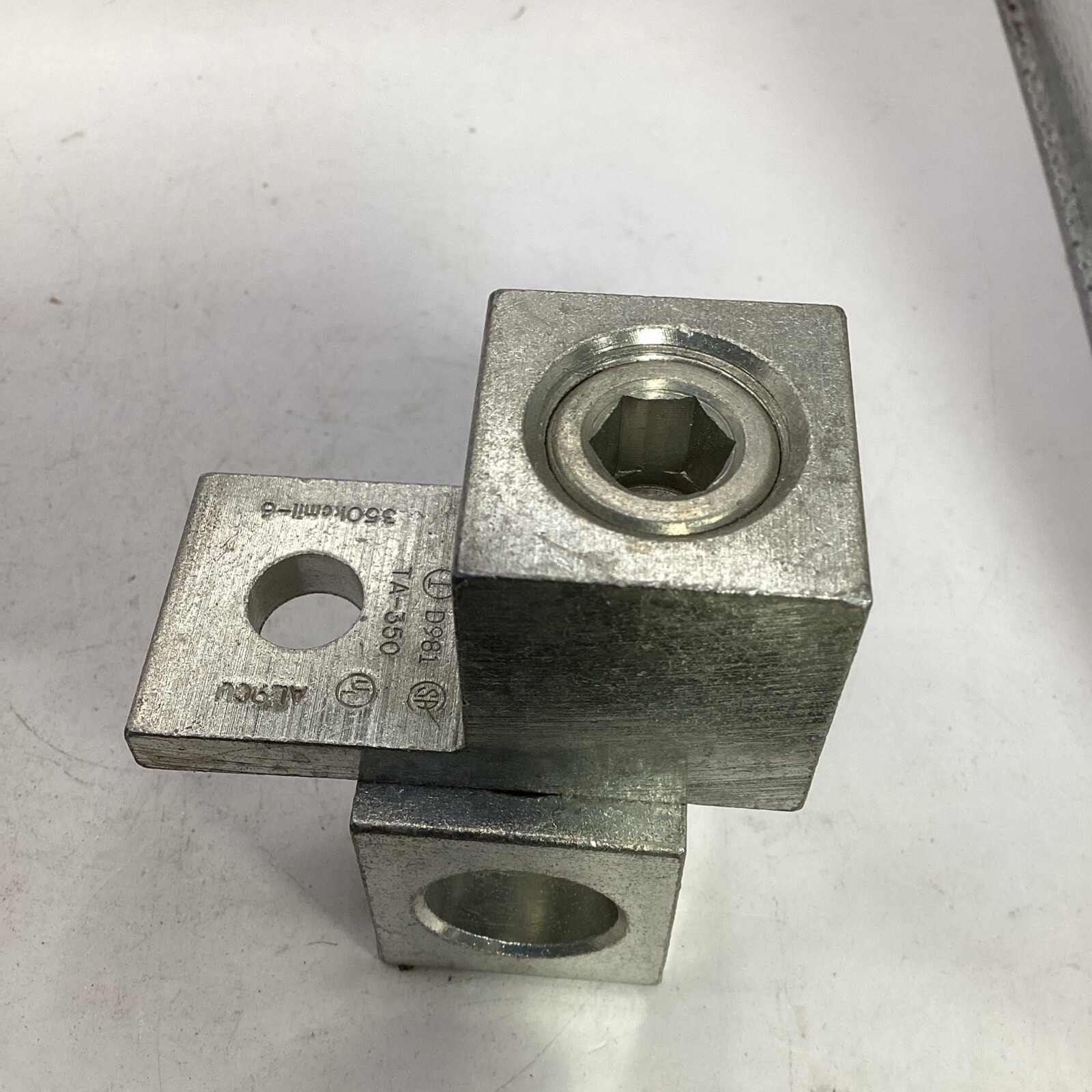 Ilsco D981 TA-350 Aluminum Lug AL9CU (lot of 2)