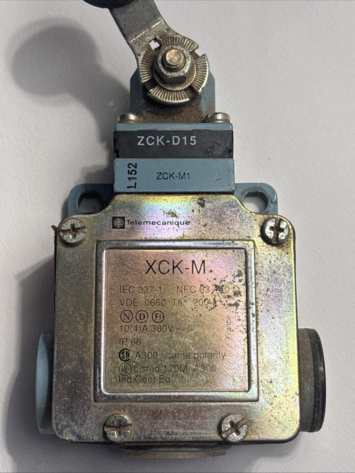 TELEMECANIQUE XCK-M1 380V With ZCK-D15 Roller