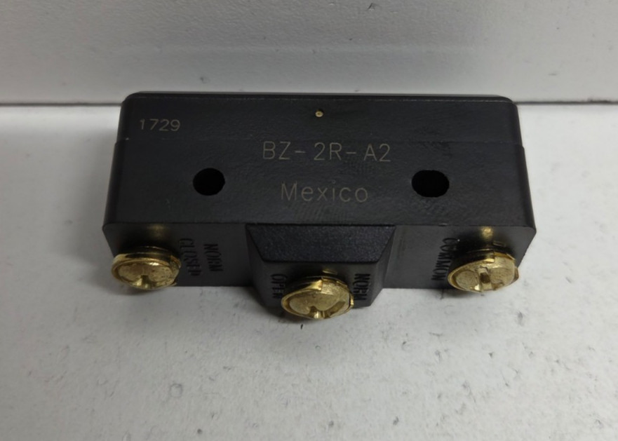 NEW NO BOX! MICRO-SWITCH 15A 480V TOP PIN PLUNGER LIMIT SWITCH BZ-2R-A2