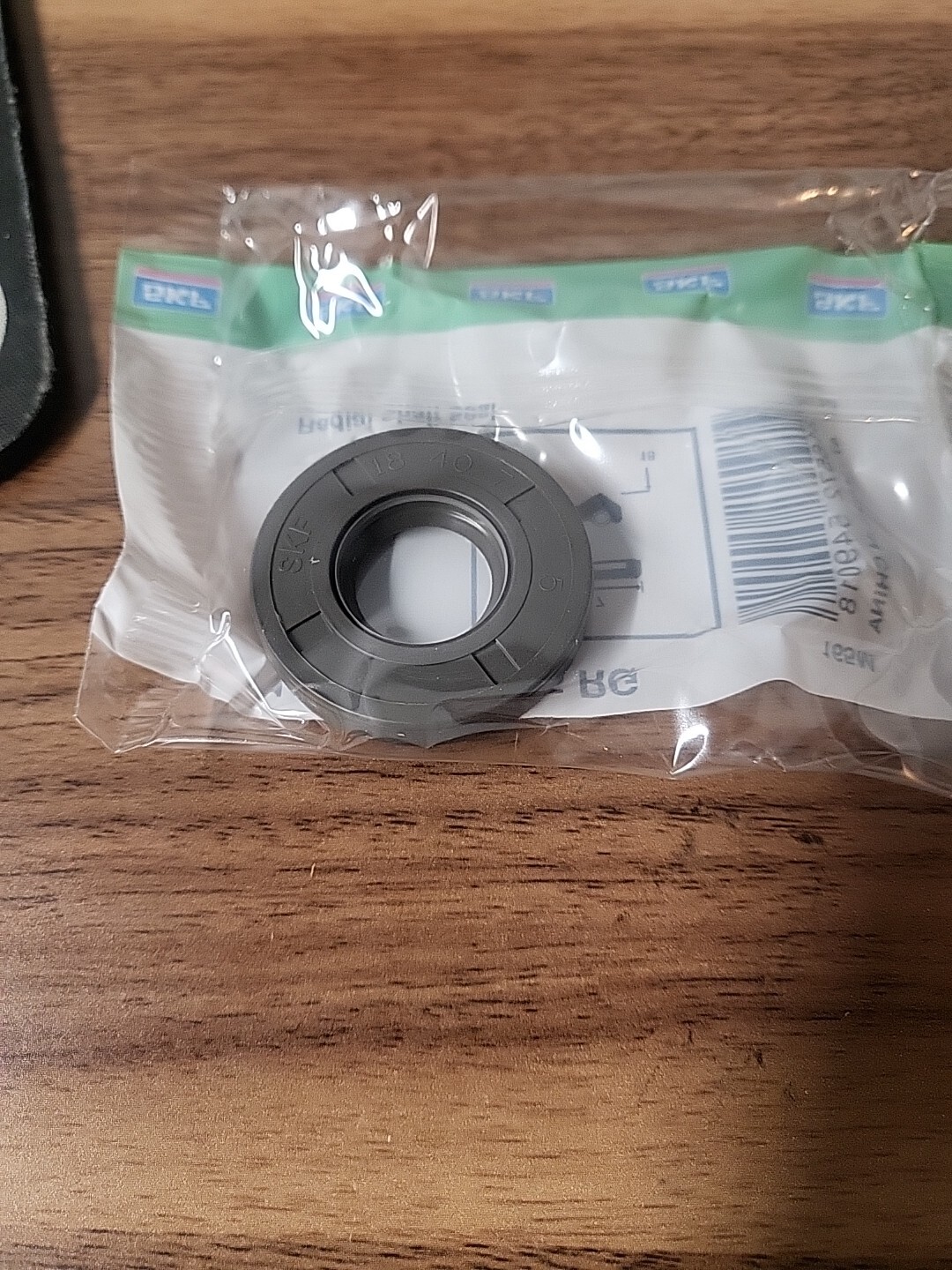 SKF Radial Shaft Seal 18x40x7 HMS5 RG lot of 2
