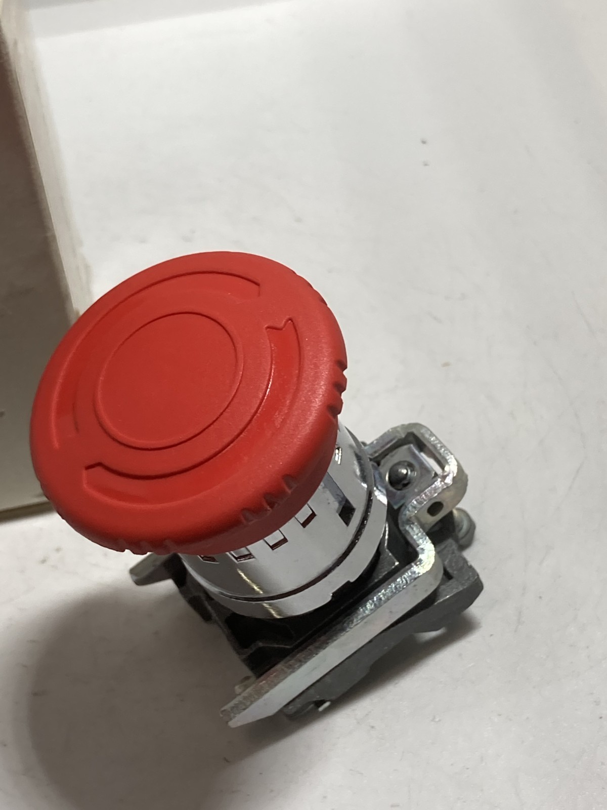 TELEMECANIQUE ZB4-BS844 E-STOP PUSHBUTTON OPERATOR RED TWIST RELEASE NIB
