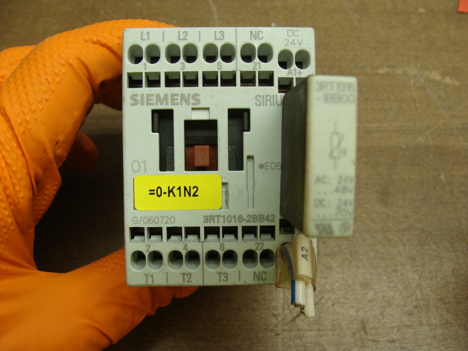 LOT OF 3 SIEMENS CONTACTORS 3RT1016-2BB42 W/3RT1916-1BB00 SURGE SUPRESSOR
