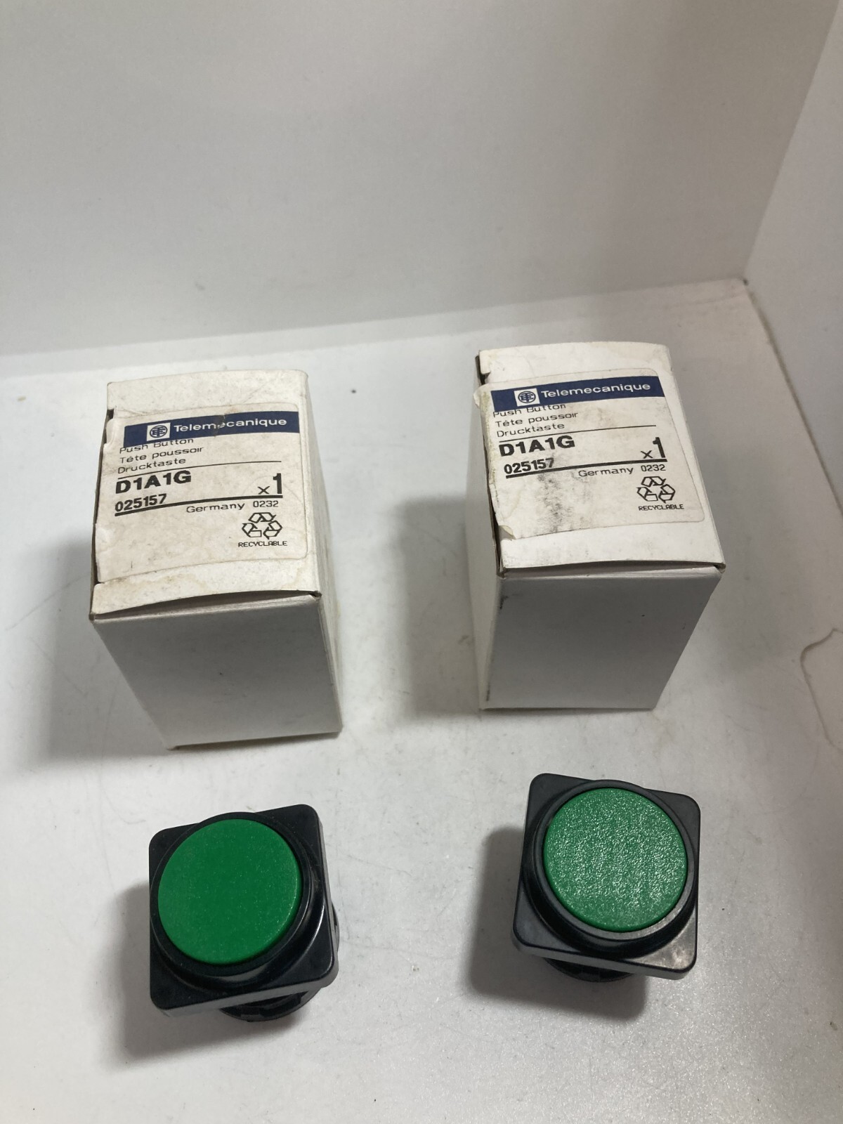 TELEMECANIQUE D1A1G PUSHBUTTON OPERATOR GREEN (LOT OF 2) NIB