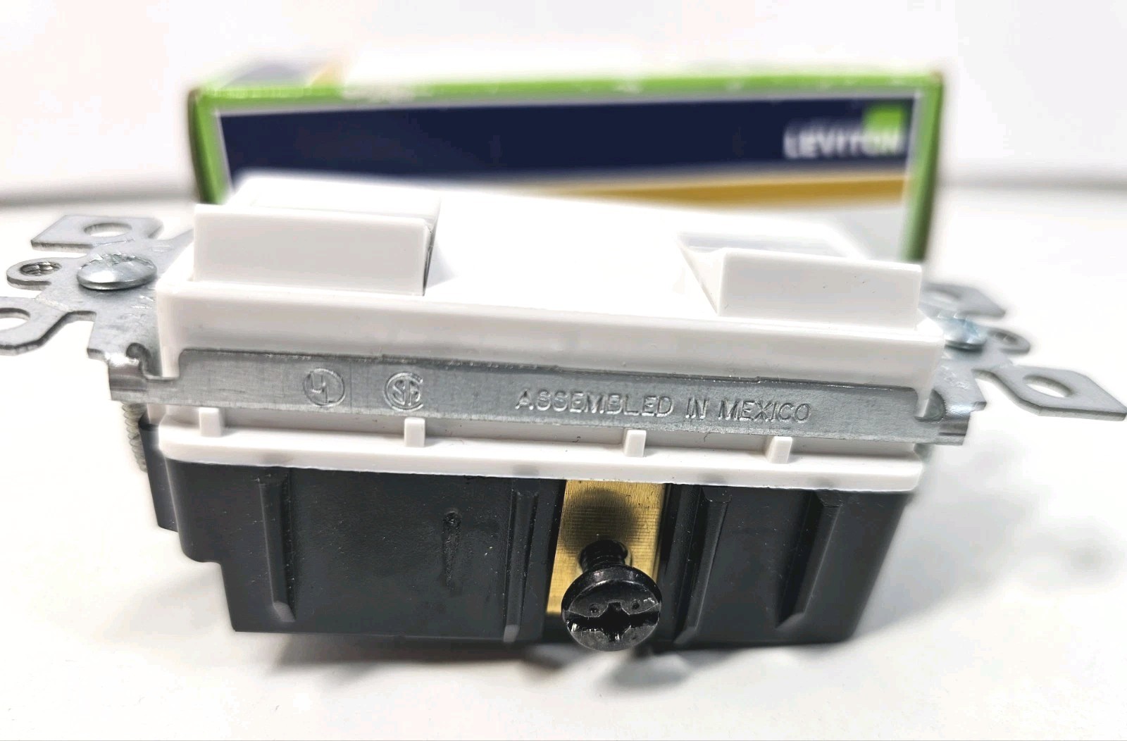 Leviton 1754-W 15A 1-Pole Non-Grounding Push-In Dual Rocker Switch