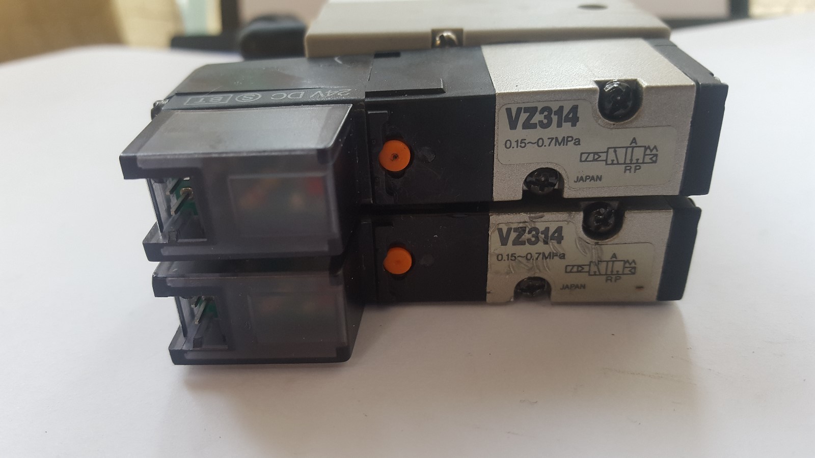 SMC NZL112-K15LZ-E25L MULTISTAGE EJECTOR W/ X2 SMC VZ314 SOLENOID VALVES (R6S1.6