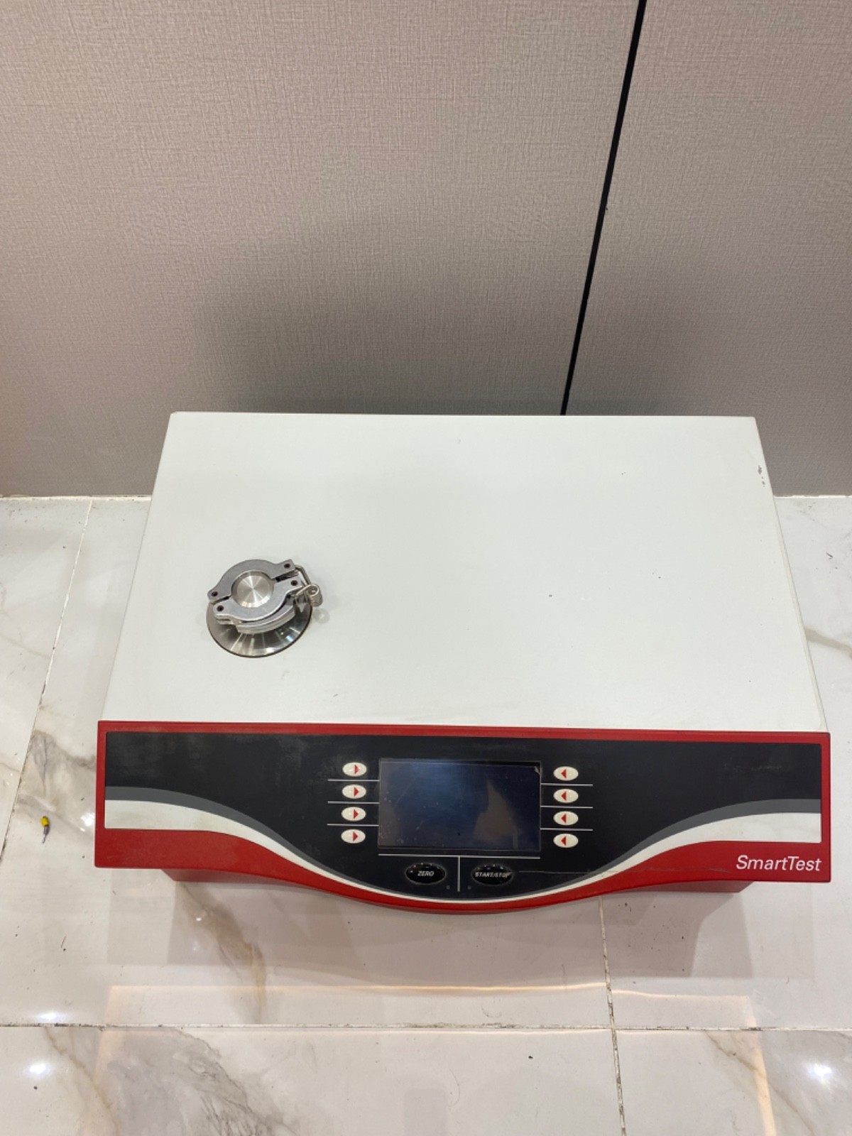PFEIFFER VACUUM HLT 570 Helium Leak Detector, 120 V