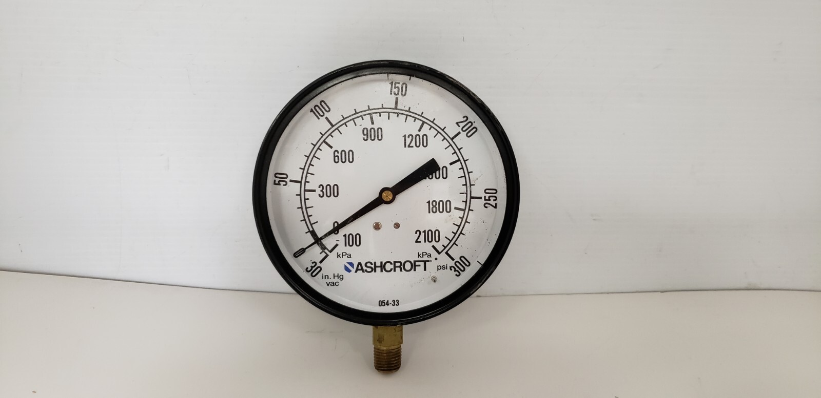 ASHCROFT 054-33 PRESSURE GAUGE, -30 – 300 PSI/100-2100 kPa, 4-3/4″ OD, 1/4″ NPT