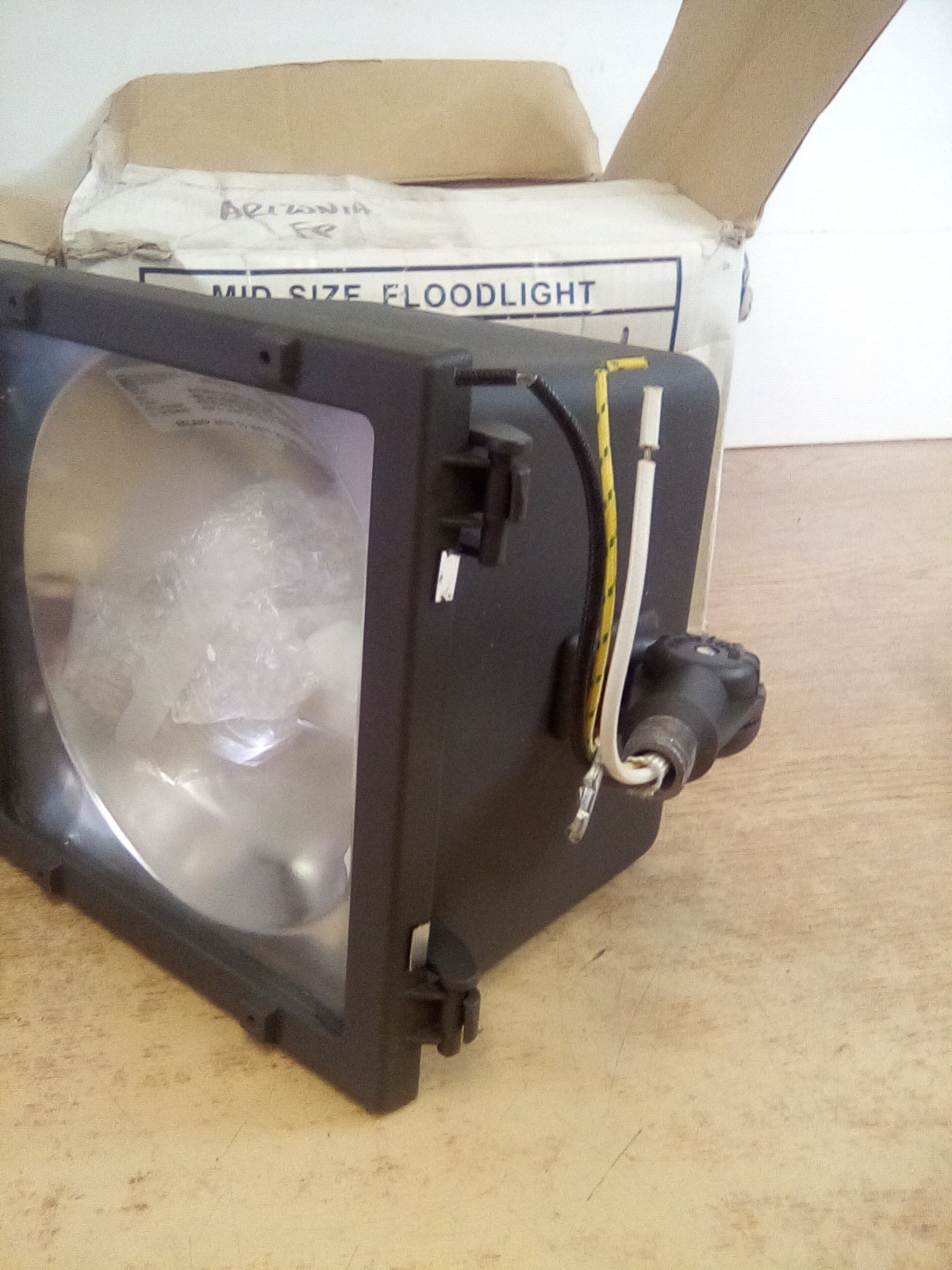 Howard Industries MSF-70-MH-4T Mid Size Floodlight 70Watt