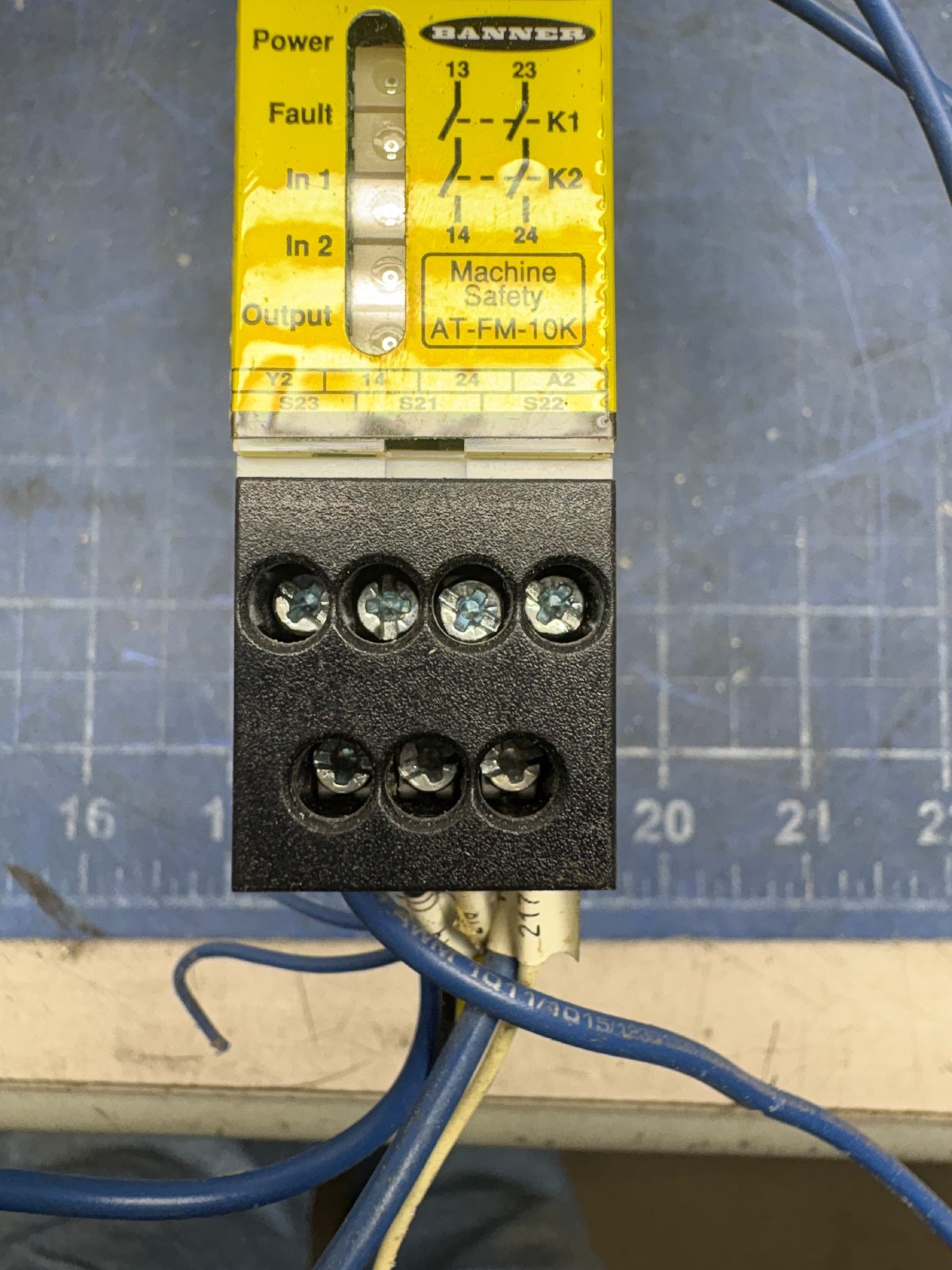 BANNER AT-FM-10K SAFETY RELAY 24VAC/DC 200mA MAX *SEE PICTURES*