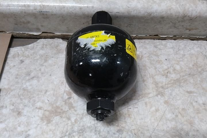 Parker AD075B25T9A1 45 Cu In Fluid Volume 2600 Max PSI Diaphragm Accumulator