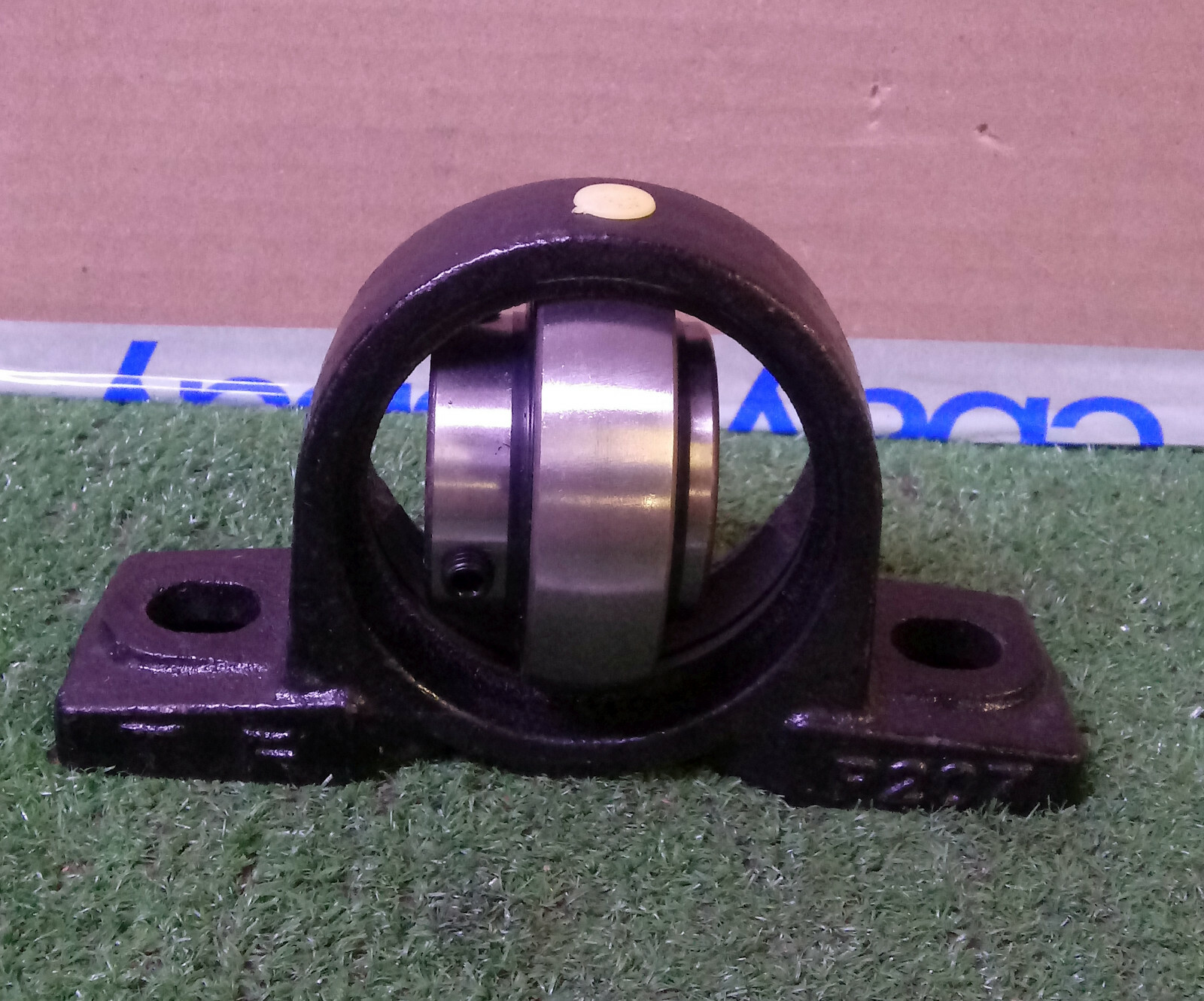 1 NEW TR P-207 PILLOW BLOCK w/UC207 20 BEARING NNB ***MAKE OFFER***