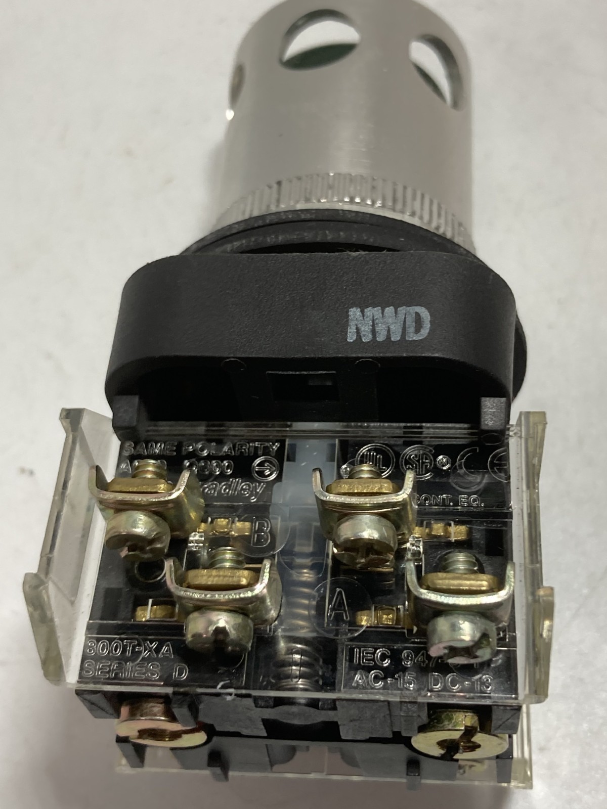 ALLEN BRADLEY 800T-QAH24G PUSHBUTTON ILL GREEN LED 24V 1NO/1NC SERIES T