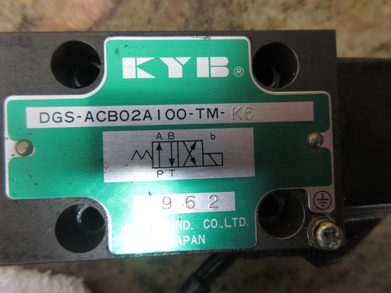 KYB VALVE DGS-ACB02A100-TM-K6 MFG 962 HYUNDAI HIT-18S CNC LATHE