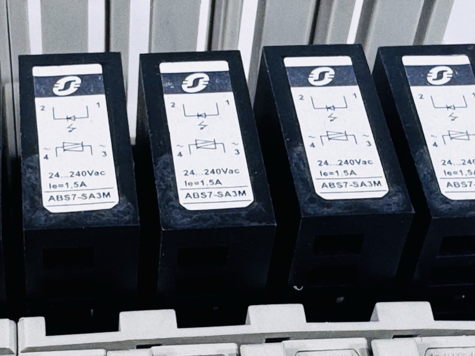 Schneider Modicon ABE7-P16T318 230V Max/CHAN, 12A MA Sub-Base Plug In Relay DIN
