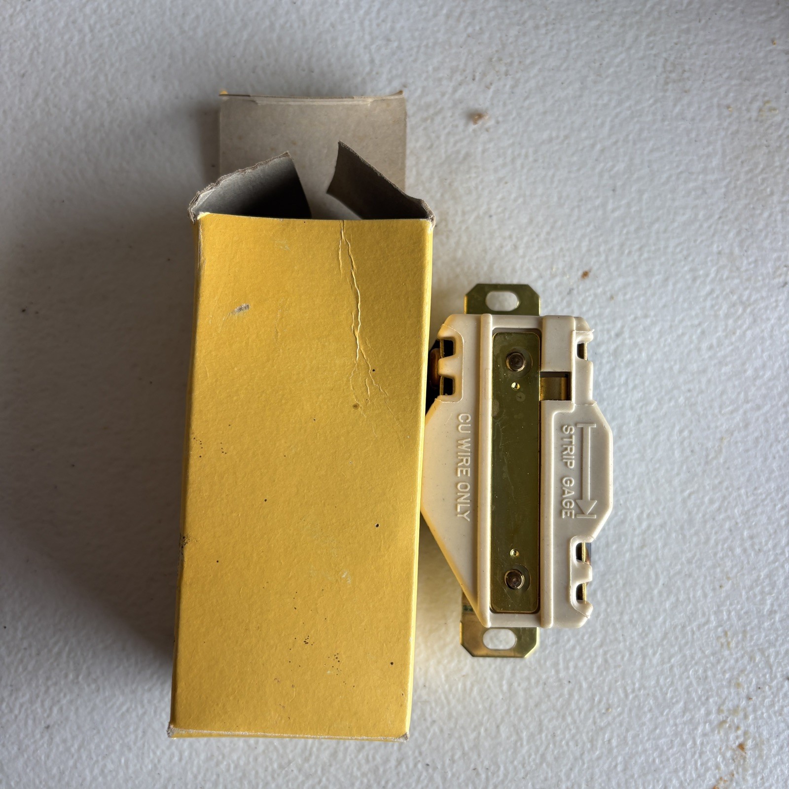 Lot HUBBELL HBL2313 TWIST-LOCK CONNECTOR 20A 125V, 1547 Male Adapter receptacle