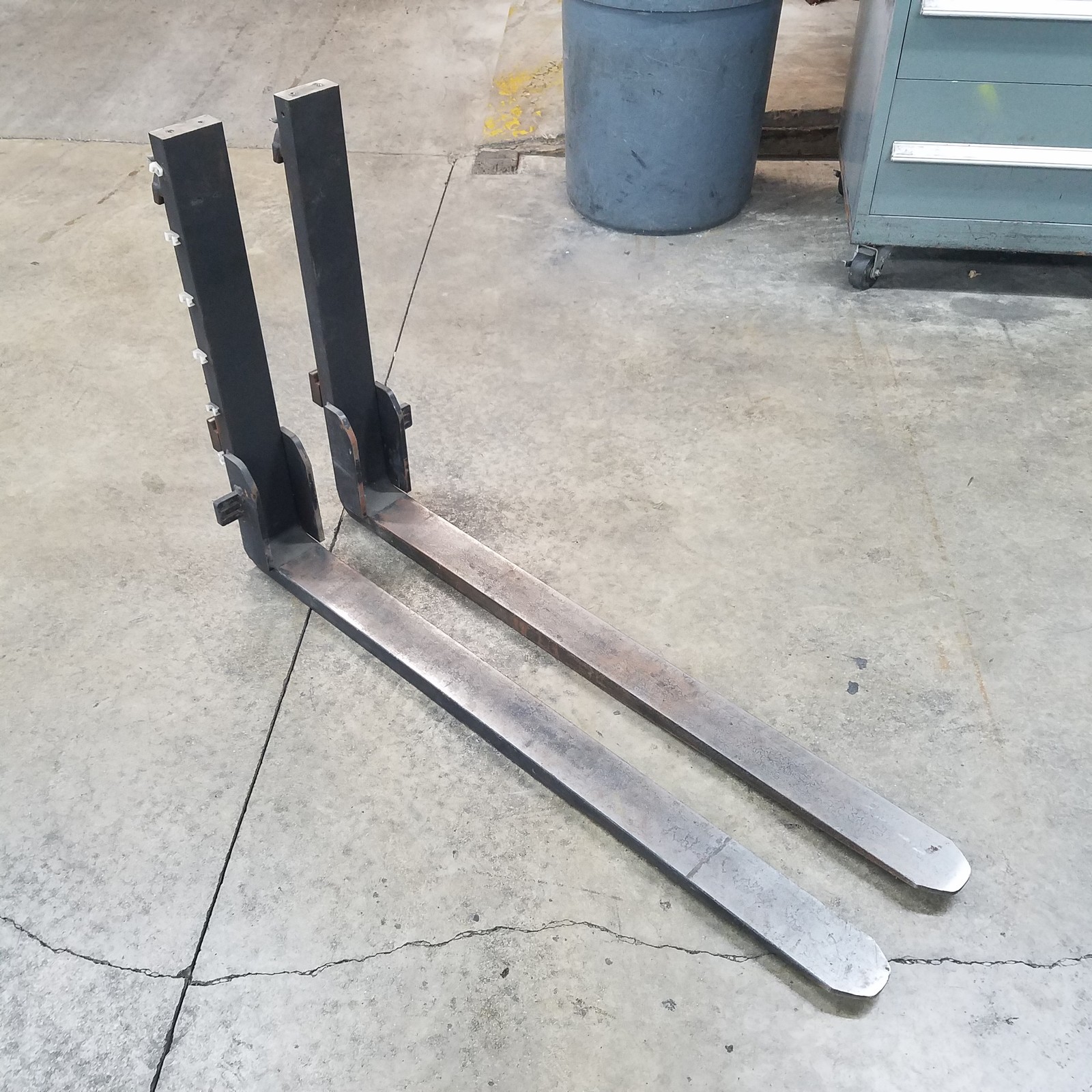Kenhar 1250×600, K547, 48″ L x 4″ W x 1.5″ Thick, Pair of Forklift Forks – USED