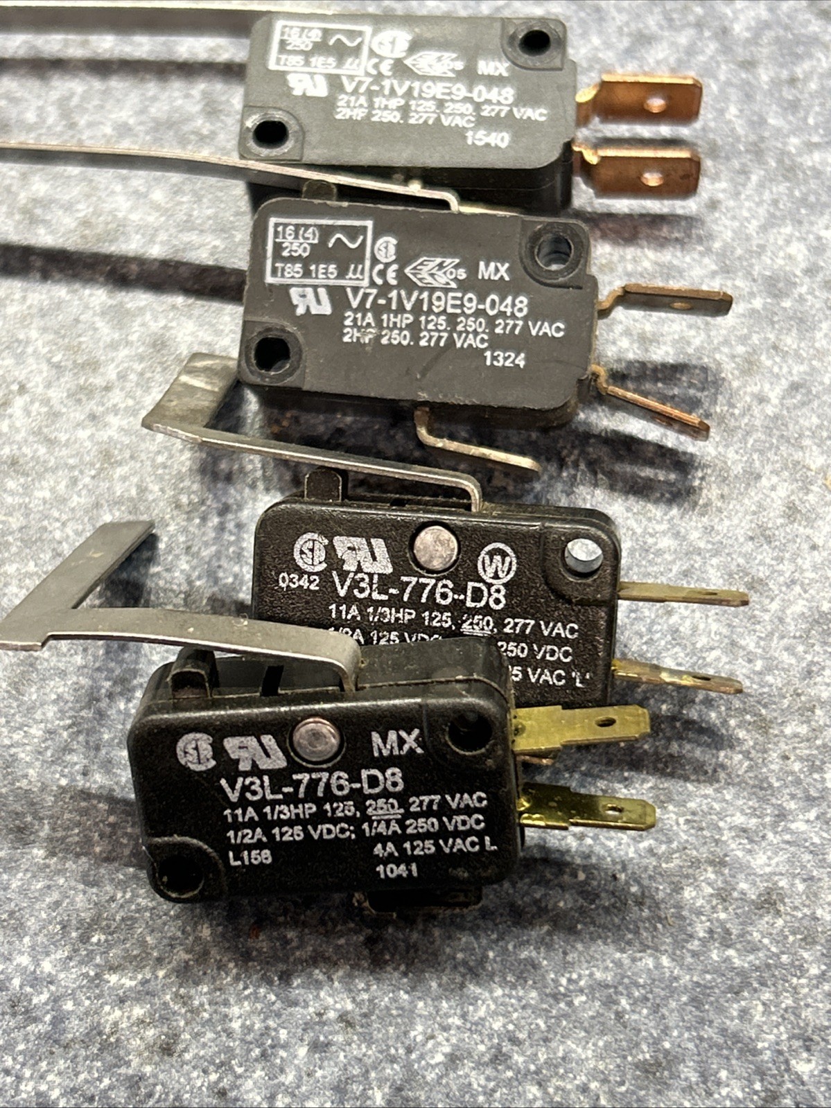 V7-1V19E9-048 MICRO-SWITCH V3L-776-D8 pre-owned LOT of 4 (2 of each)