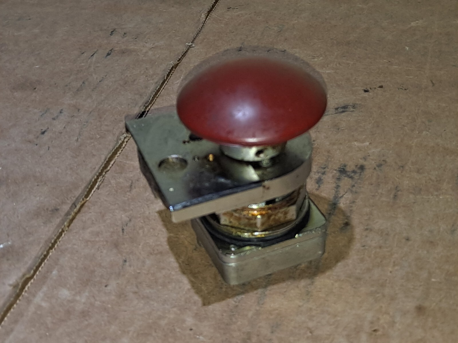 REES 40102-102 RED EMERGENCY STOP PUSH PULL BUTTON MUSHROOM LOCKOUT Fast Ship