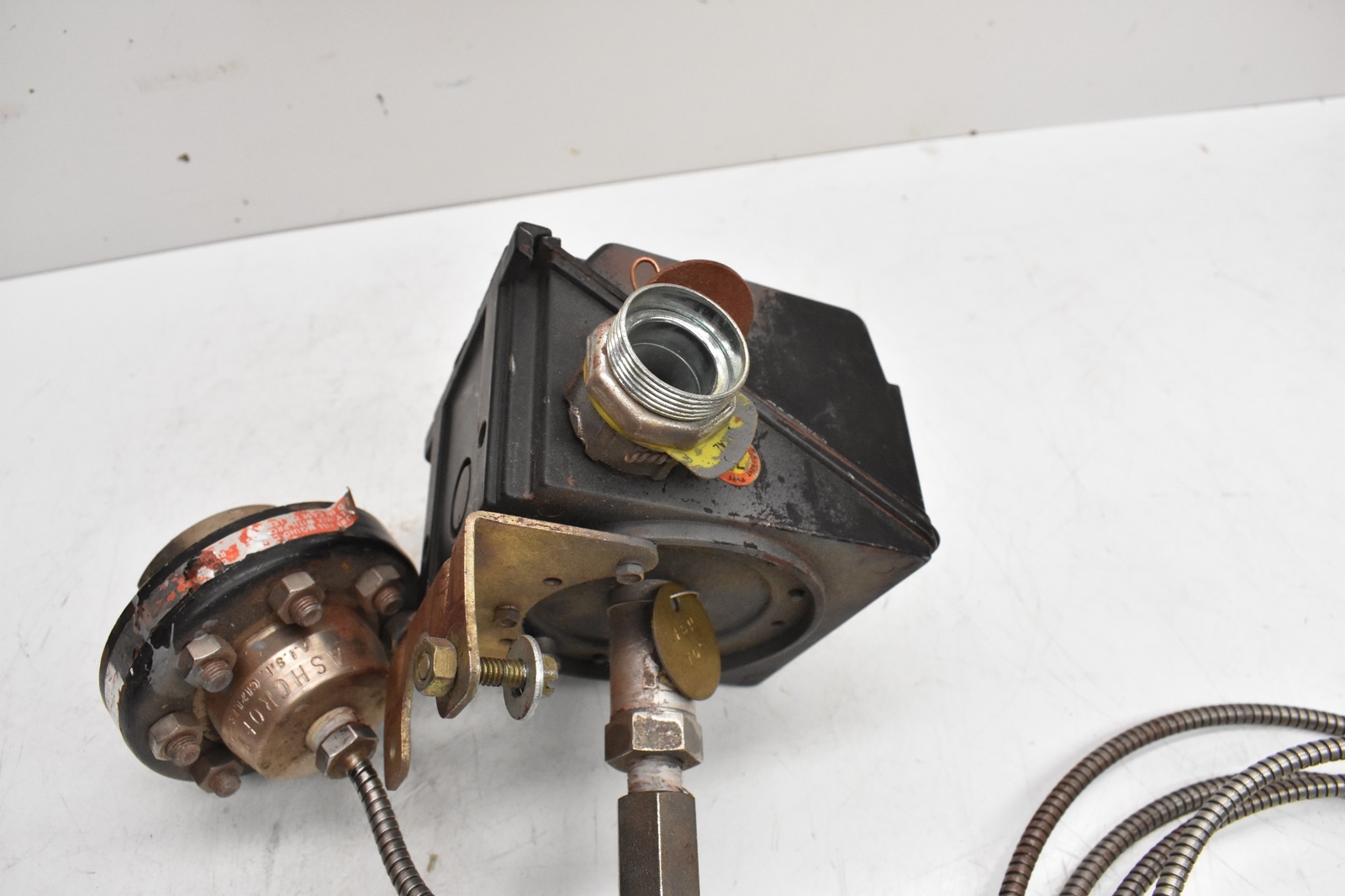United Electric Pressure Controller 5-78 9860 376 J302 & Ashcroft A.1.S.1.C12L13