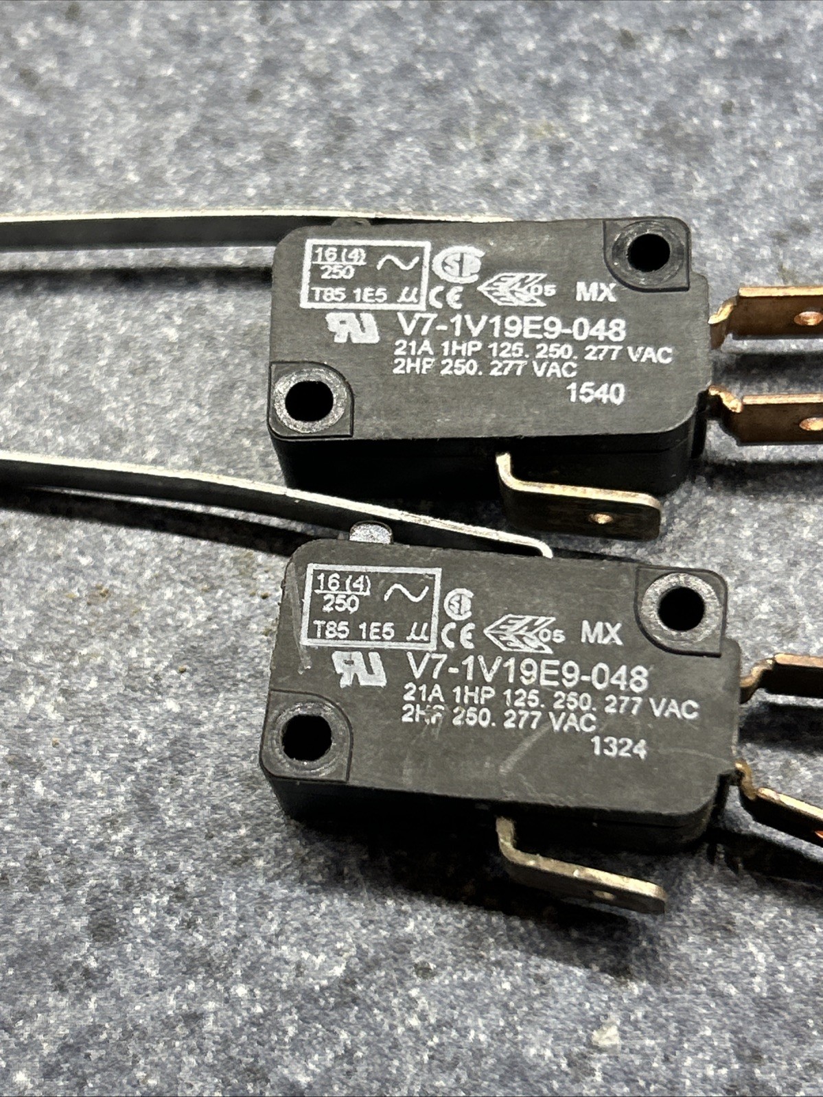 V7-1V19E9-048 MICRO-SWITCH V3L-776-D8 pre-owned LOT of 4 (2 of each)