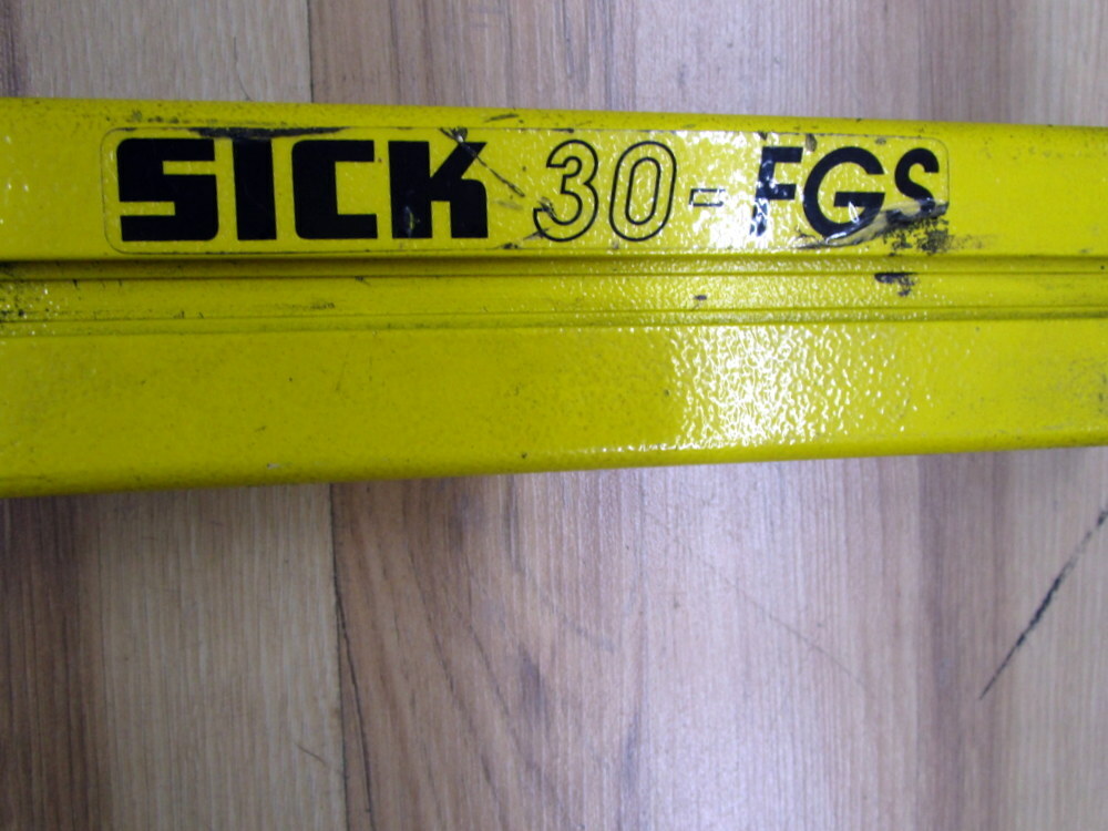 Sick 30-FGS Safety Light Curtain 30FGS Cracked