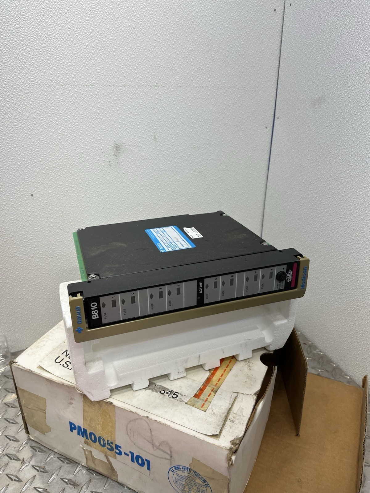 GOULD MODICON B810 115VAC ISOLATED OUTPUT CARD AS-B810-008 ASB810008