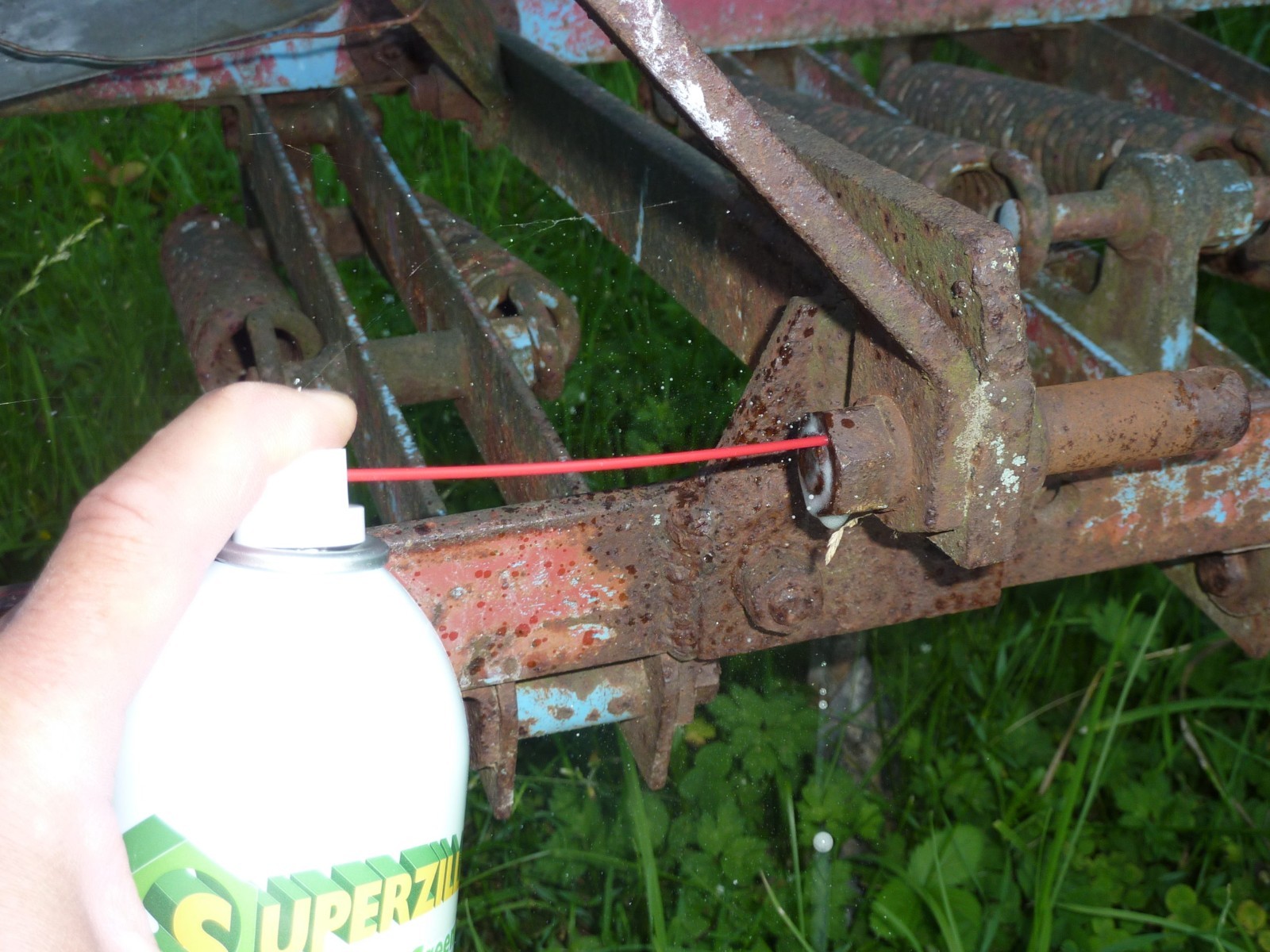 300 ML (10.14 oz) Aerosol Can of Superzilla The Green Wonder Product