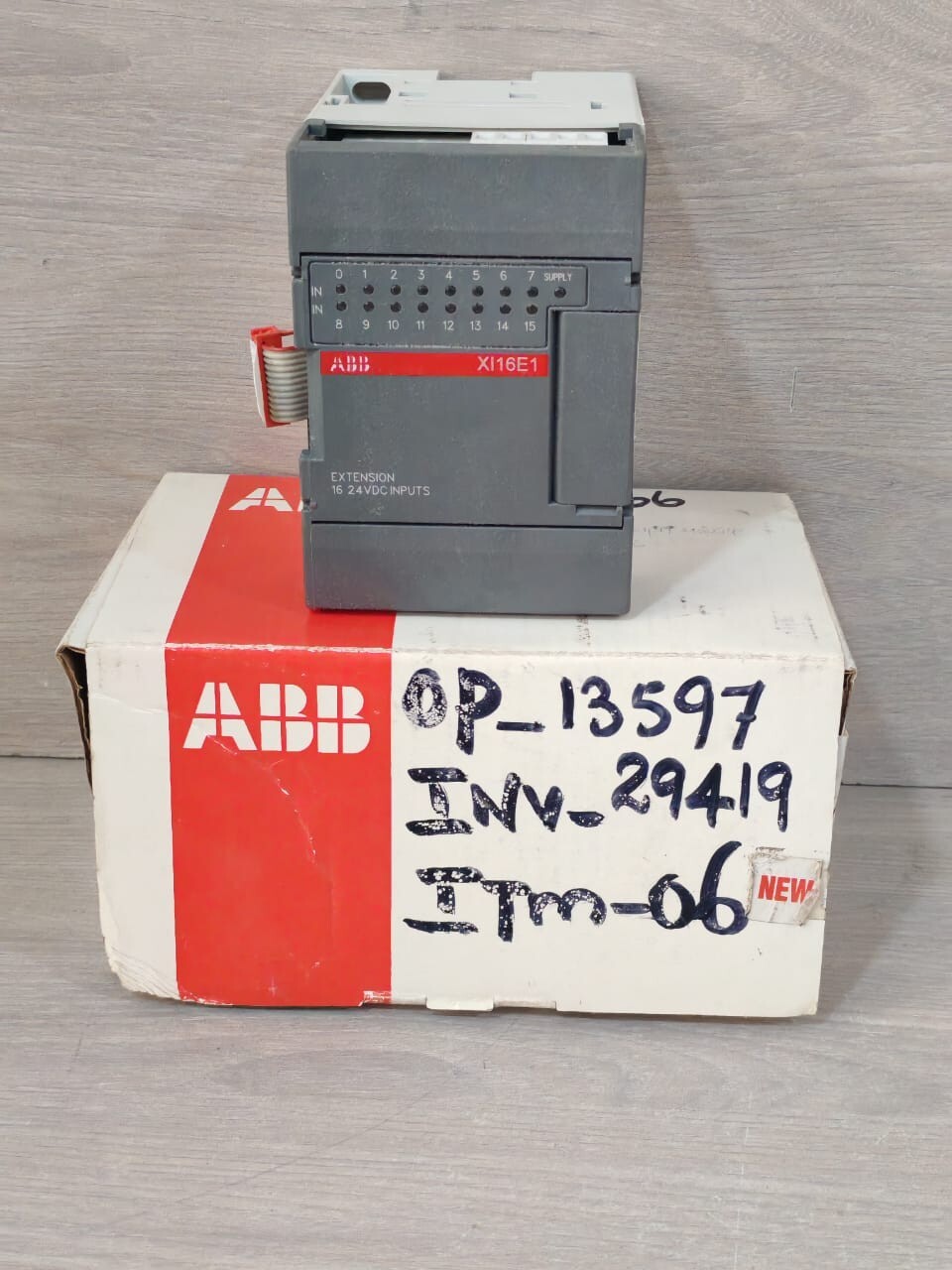 ABB XI16E1-E4.0 1SBP260100R1001 EXTENSION 16 24VDC INPUTS- NEW WITH FILTHY BOX