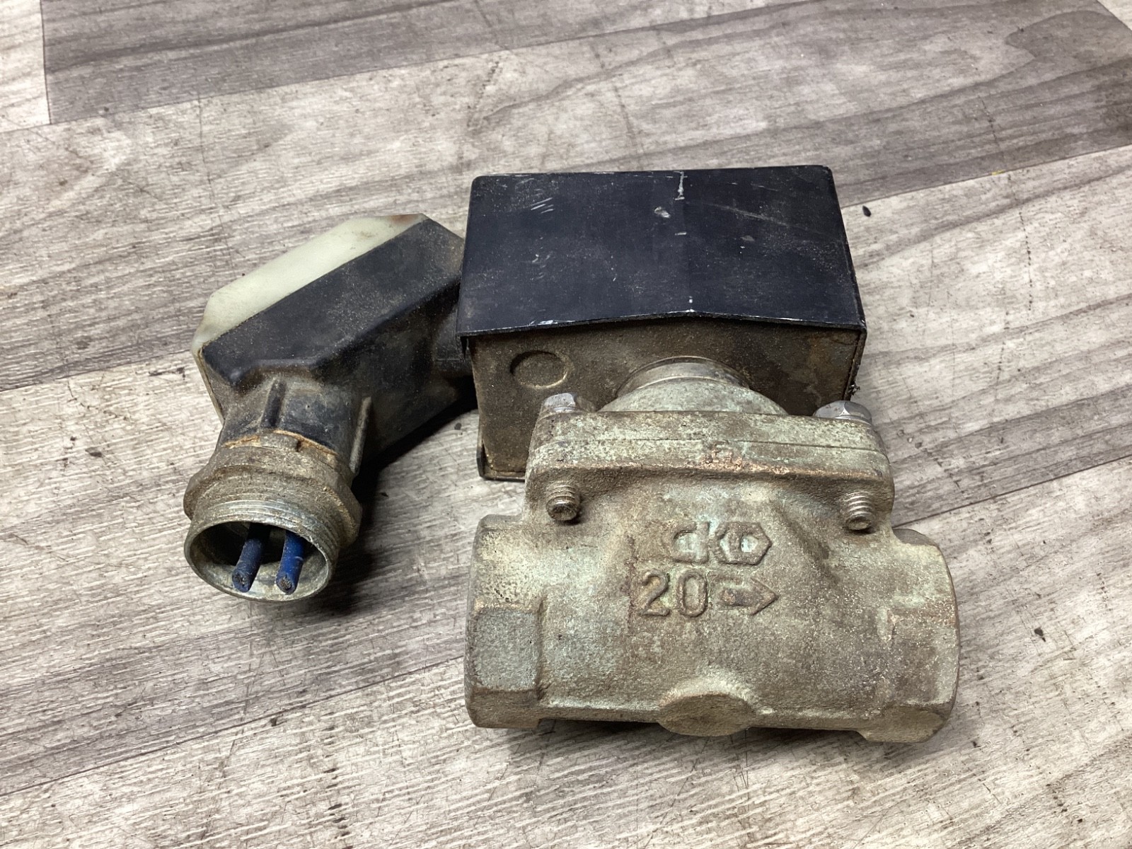 CKD APK11-20A 24VDC SOLENOID VAVE #126D72PR5
