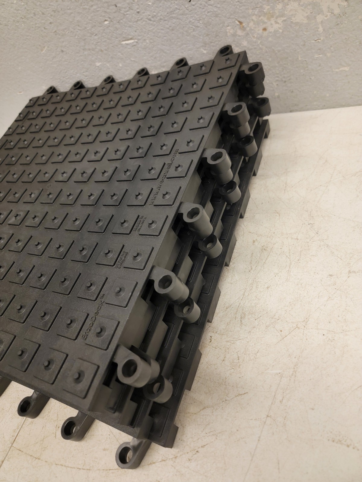 552.78x18x18BK-CS5, ErgoDeck w/Integrated NoSlip Cleats Solid Case Black,7/8″👁