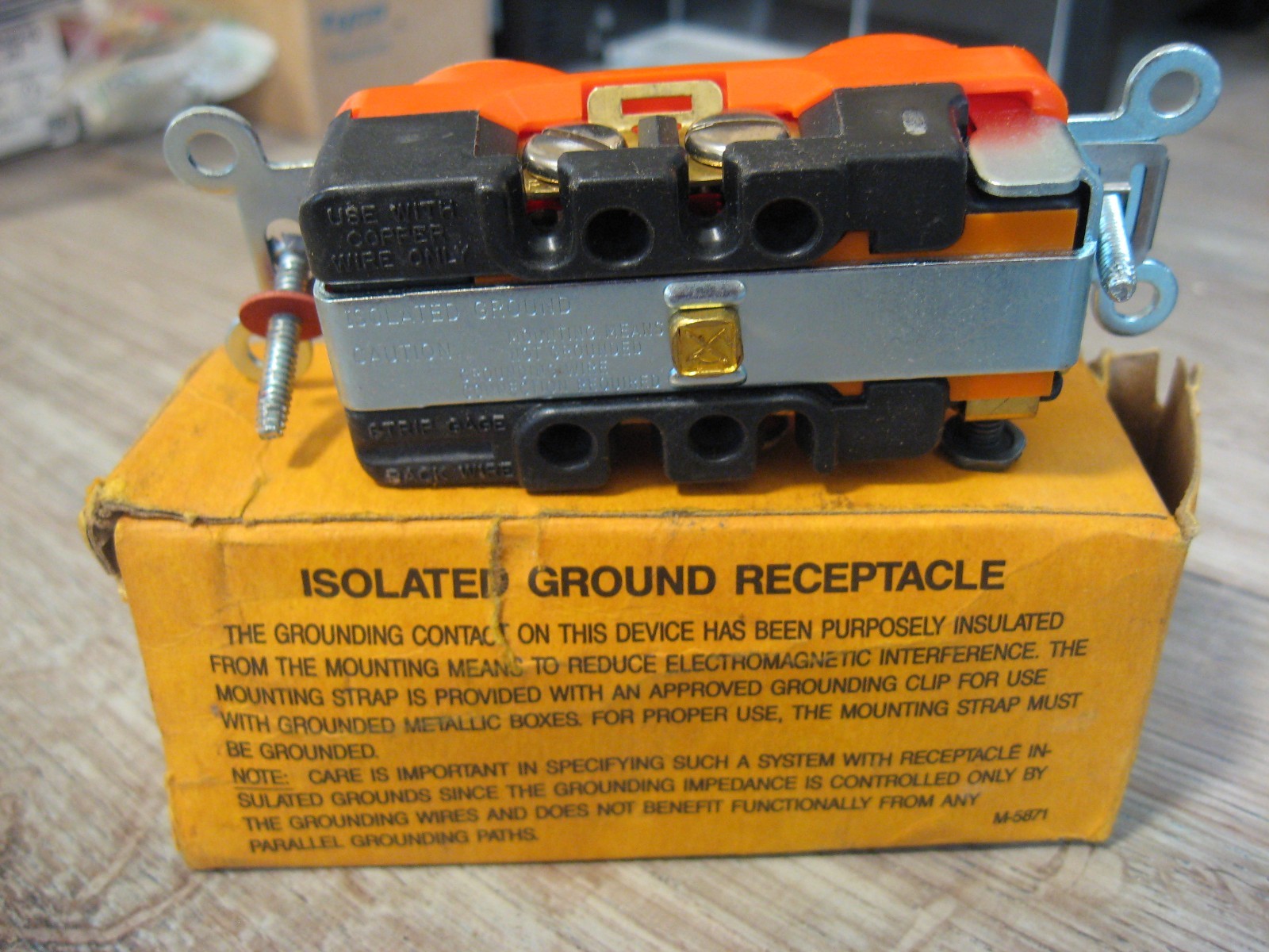 NEW Hubbell IG 5362 Duplex Receptacle Isolated Ground 20A 125V AC or DC