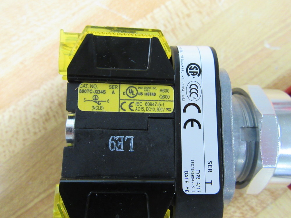Allen Bradley 800TC-FXT6A5S Red Button W/(2) 800TC-XD4S