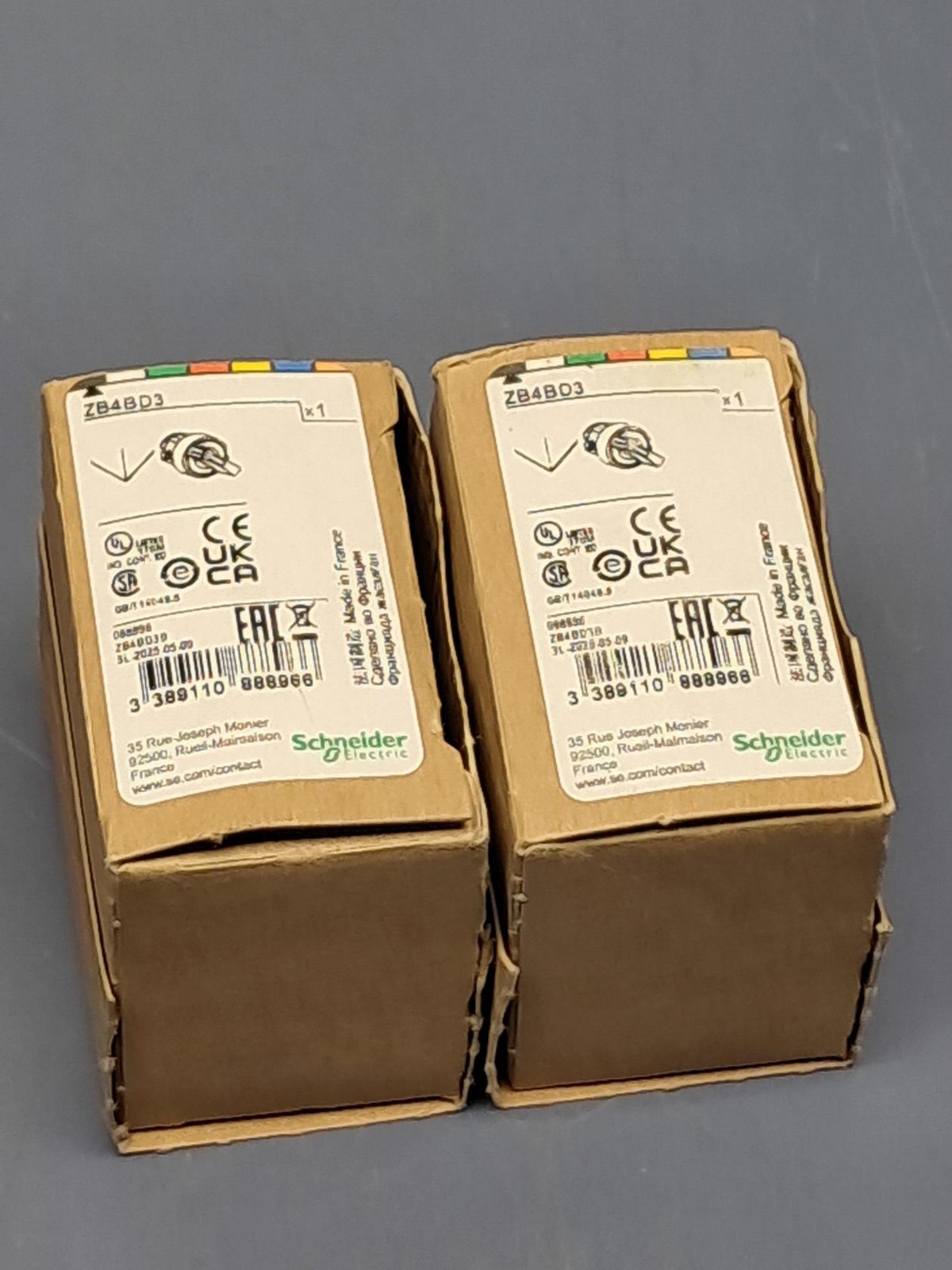 Lot of 2 Schneider Electric – ZB4BD3 – 22mm Push Button – 3 Position – Black