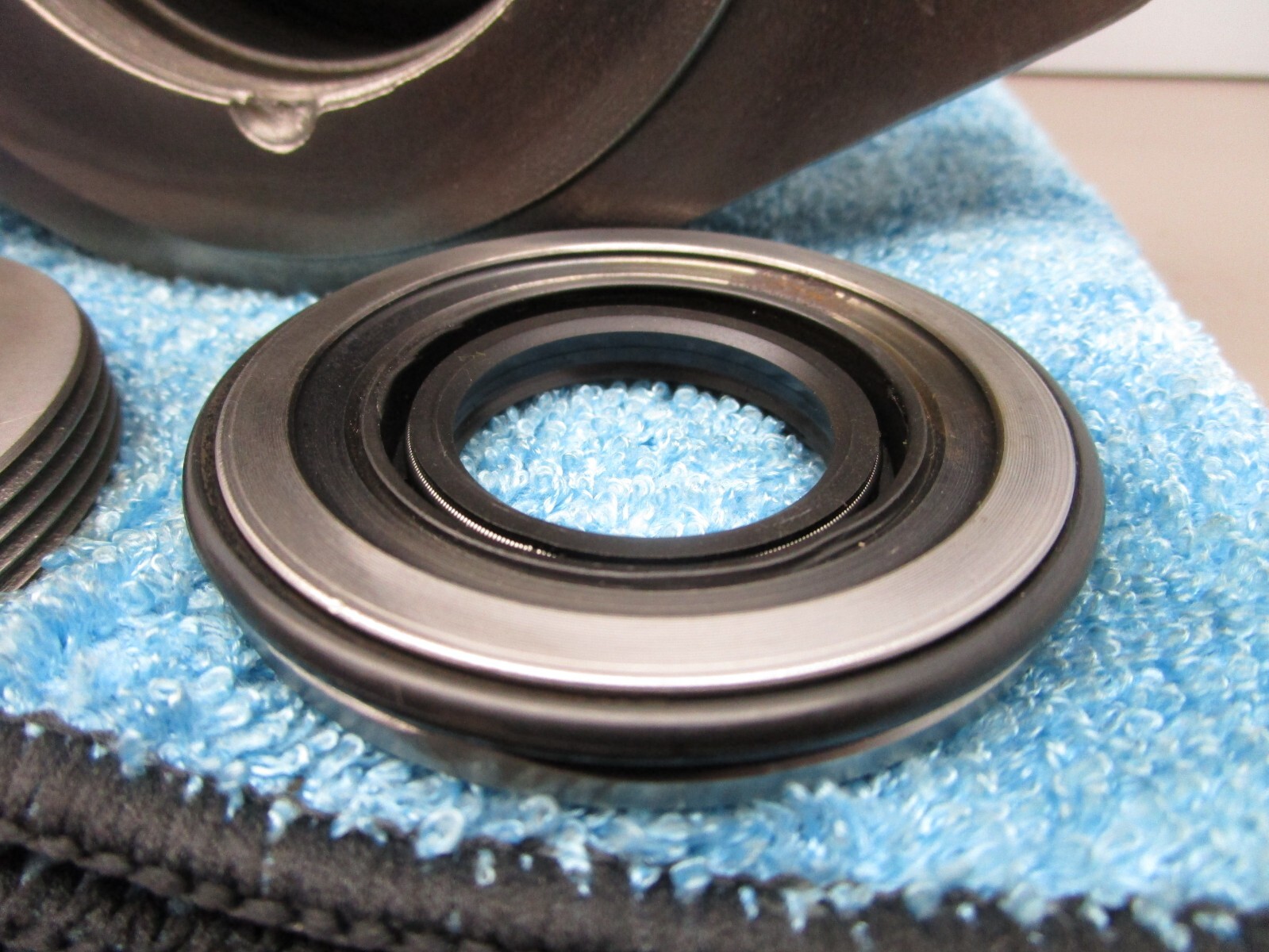 LYNCH Hydraulic Pump Tapered Bearing Front Cover Housing 2-Bolt Flange UA-1686-3