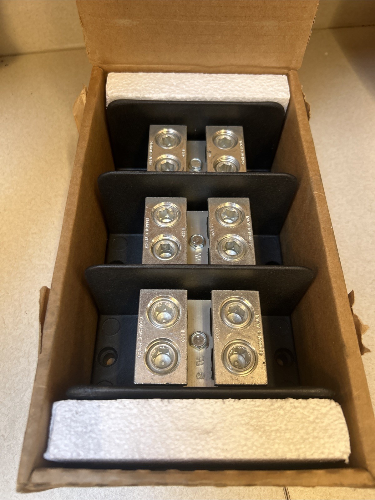 SURPLUS NEW ILSCO PDB-22-350-3 620 Amp Power Distribution Block – Electrical
