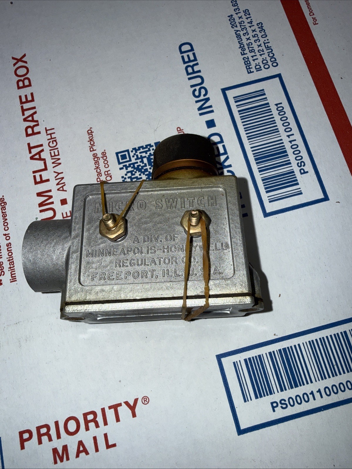 Old Stock New BZE6-2RN LIMIT SWITCH for HONEYWELL MICROSWITCH BZE62RN