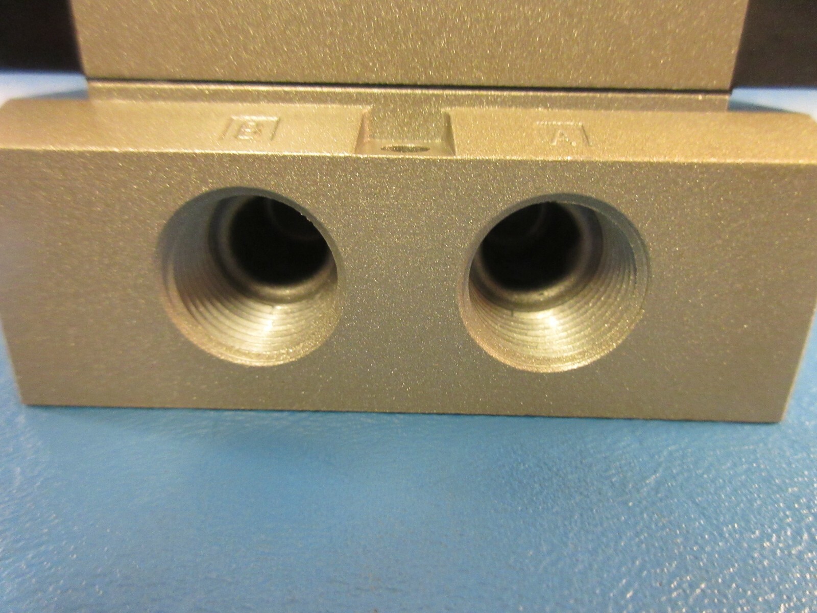 CKD 4KB331 Pneumatic Valve with Manifold, Five 1/4″ Ports