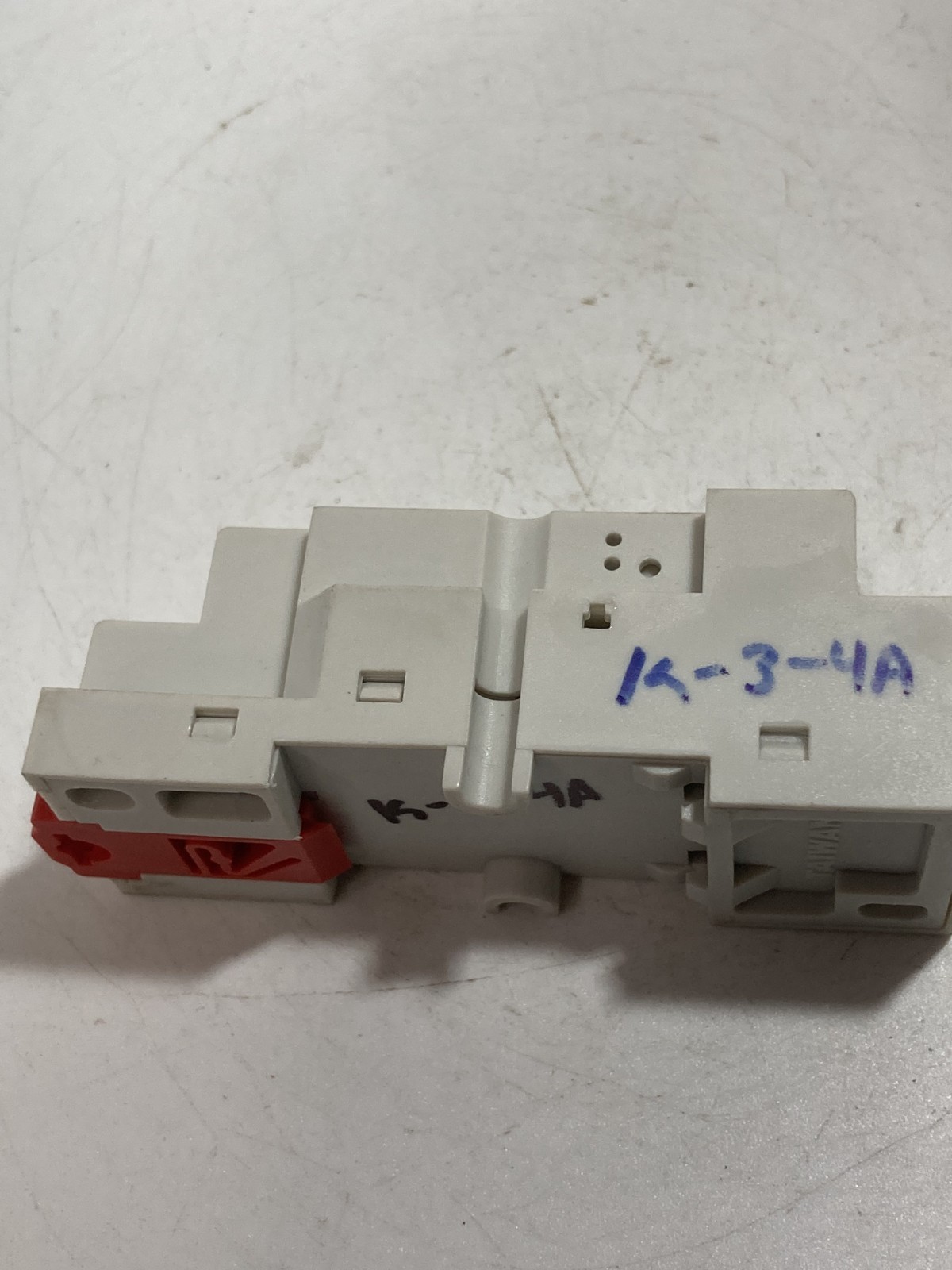 SCHNEIDER 70-782D8-1A RELAY SOCKET 16A 300V 8 BLADE NNB